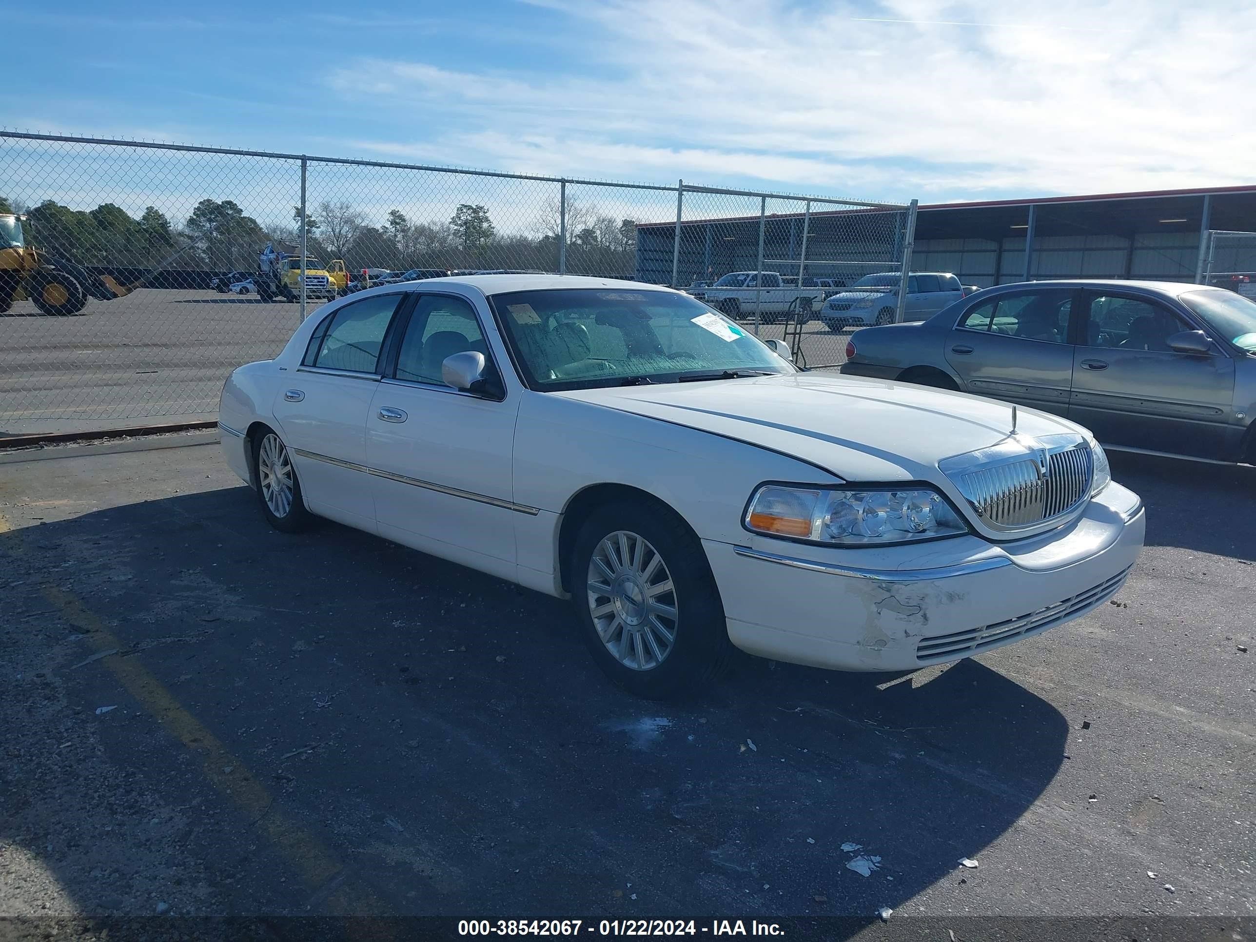 lincoln town car 2003 1lnhm82w33y671591