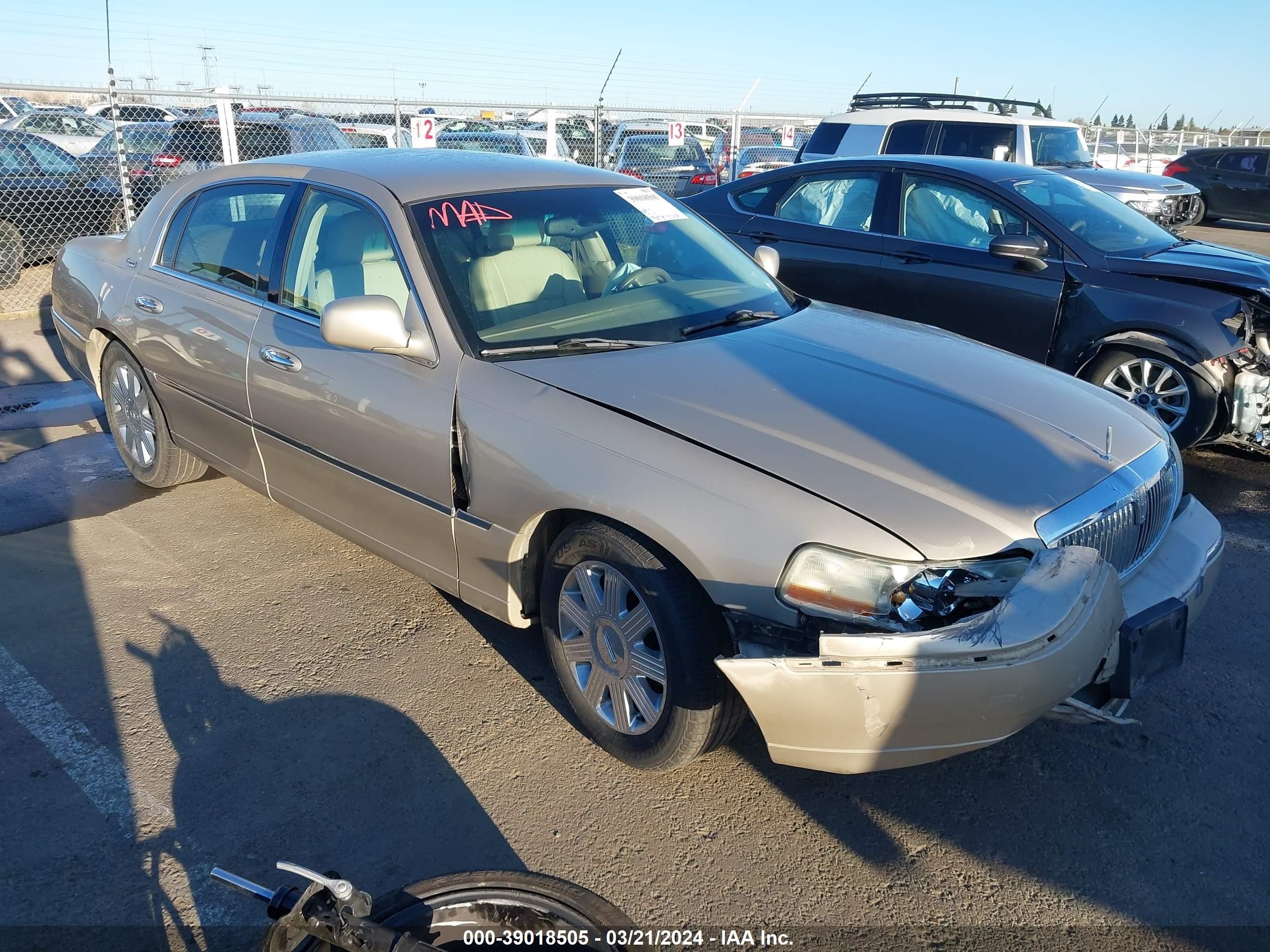 lincoln town car 2005 1lnhm82w35y659492