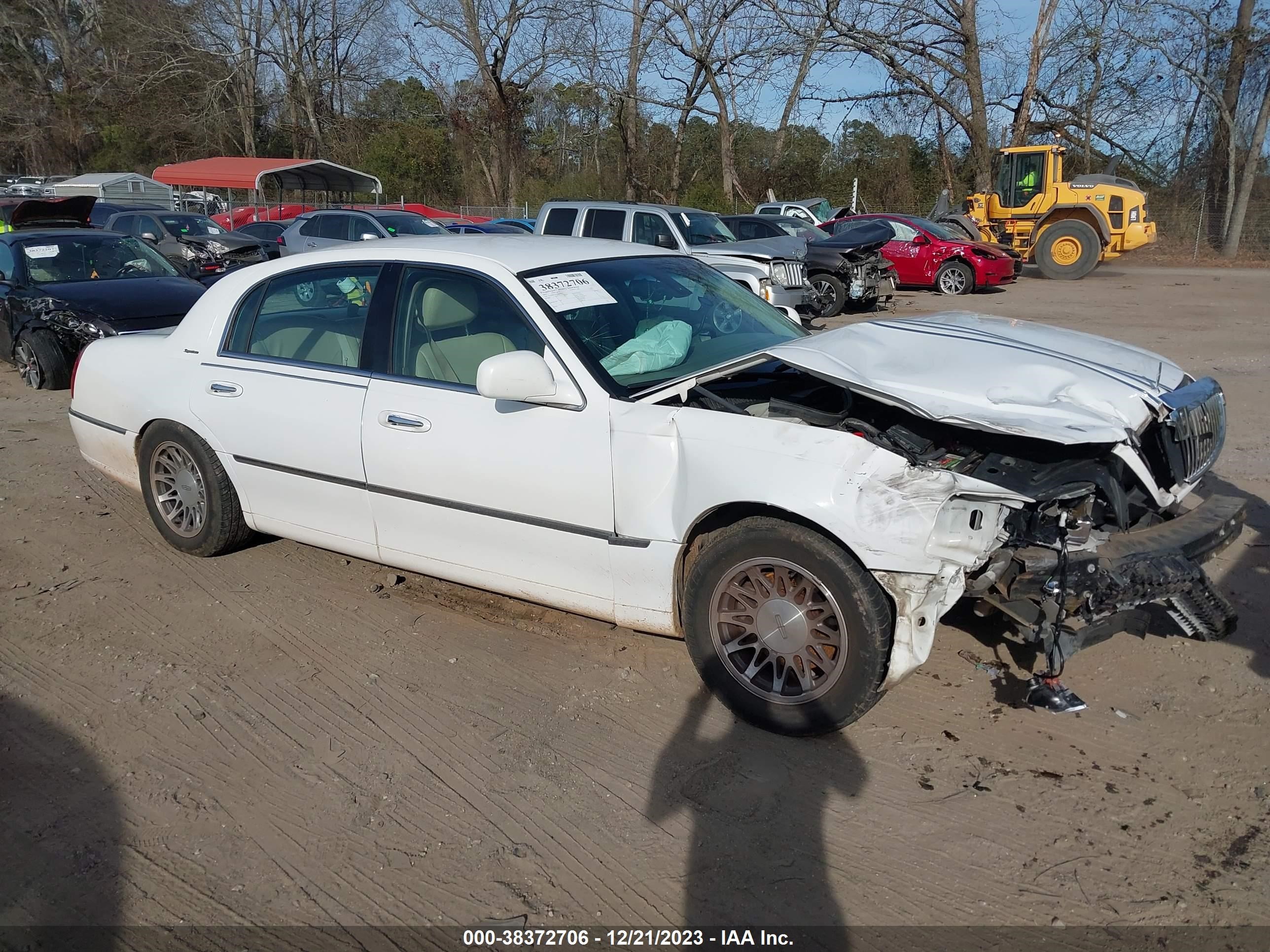 lincoln town car 2003 1lnhm82w43y658316