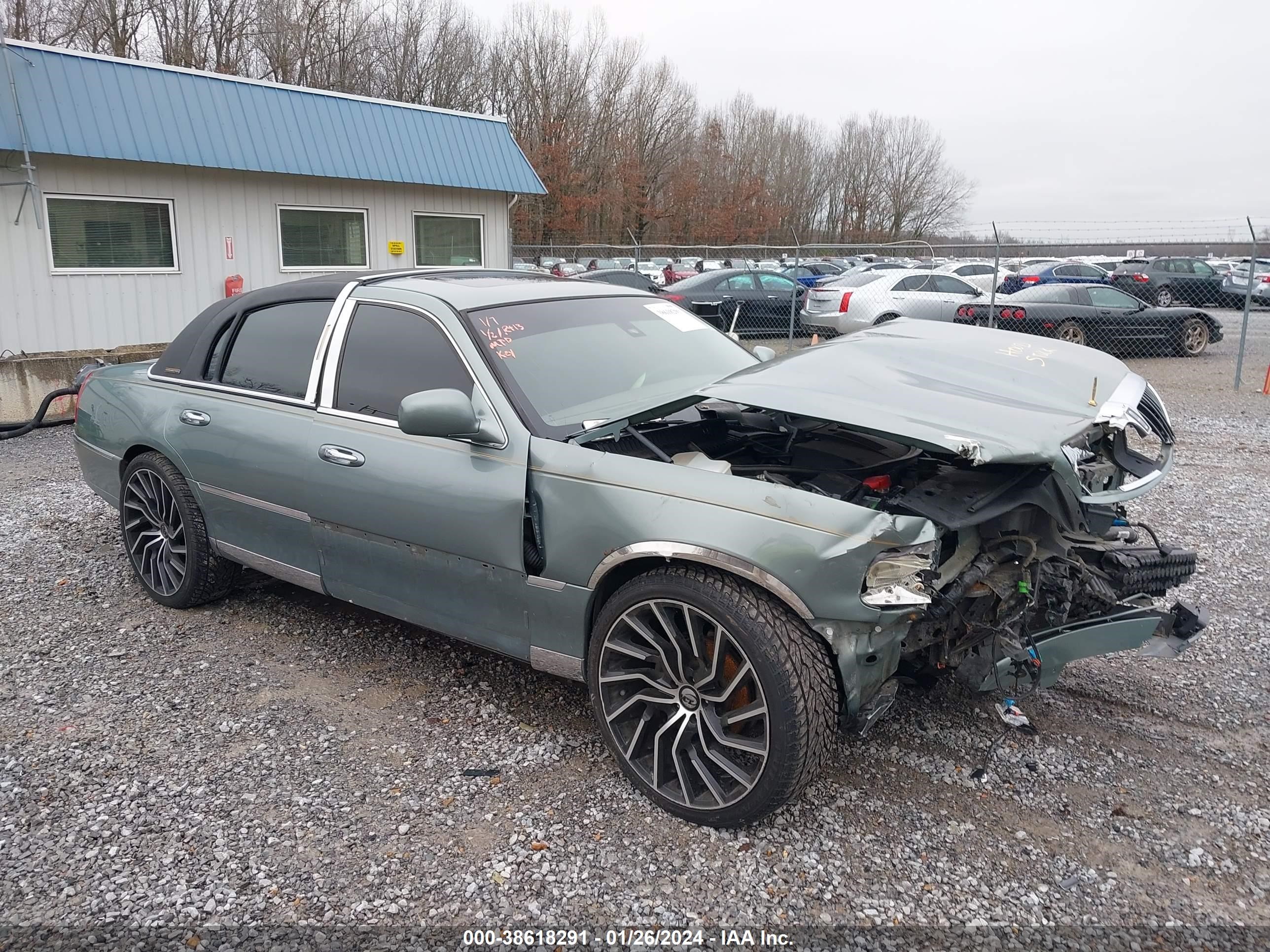 lincoln town car 2003 1lnhm82w43y660597