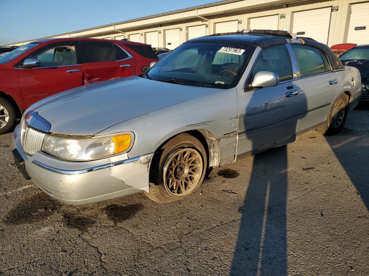 lincoln town car 2002 1lnhm82w52y658338