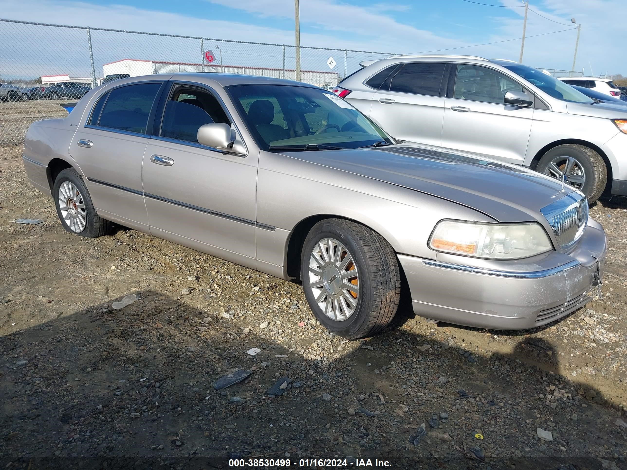 lincoln town car 2003 1lnhm82w53y614874