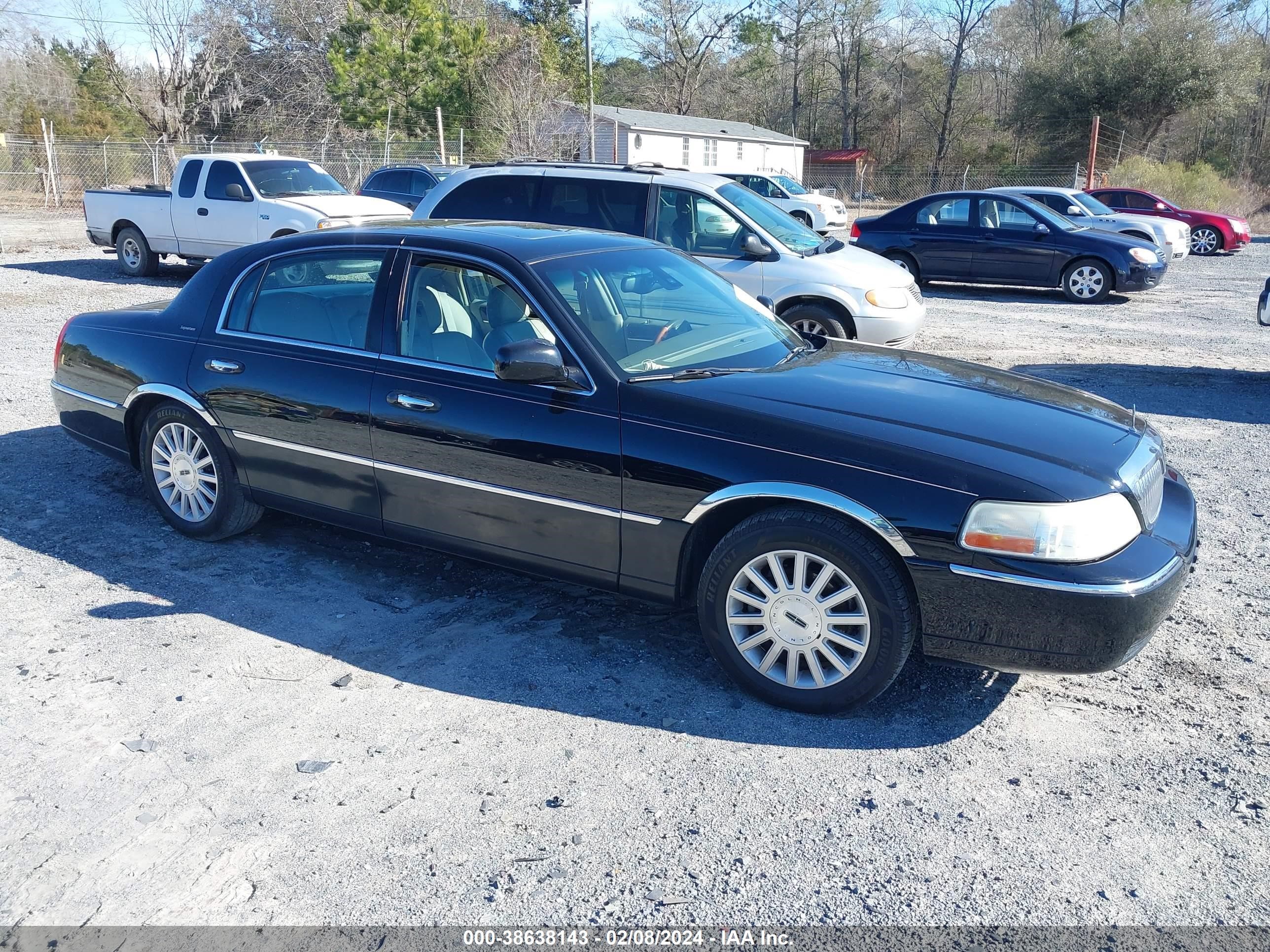 lincoln town car 2003 1lnhm82w53y700637