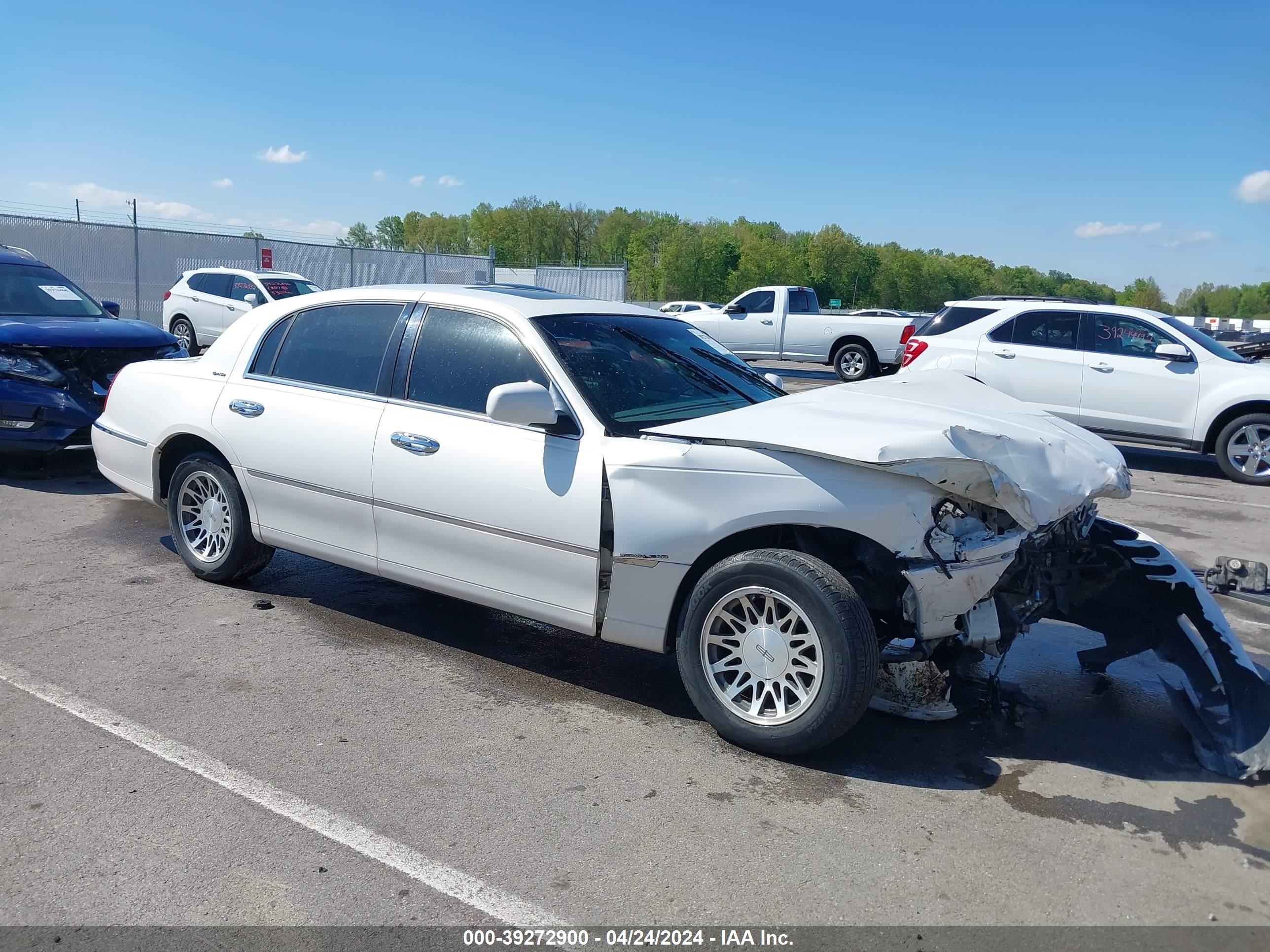 lincoln town car 2002 1lnhm82w62y609018