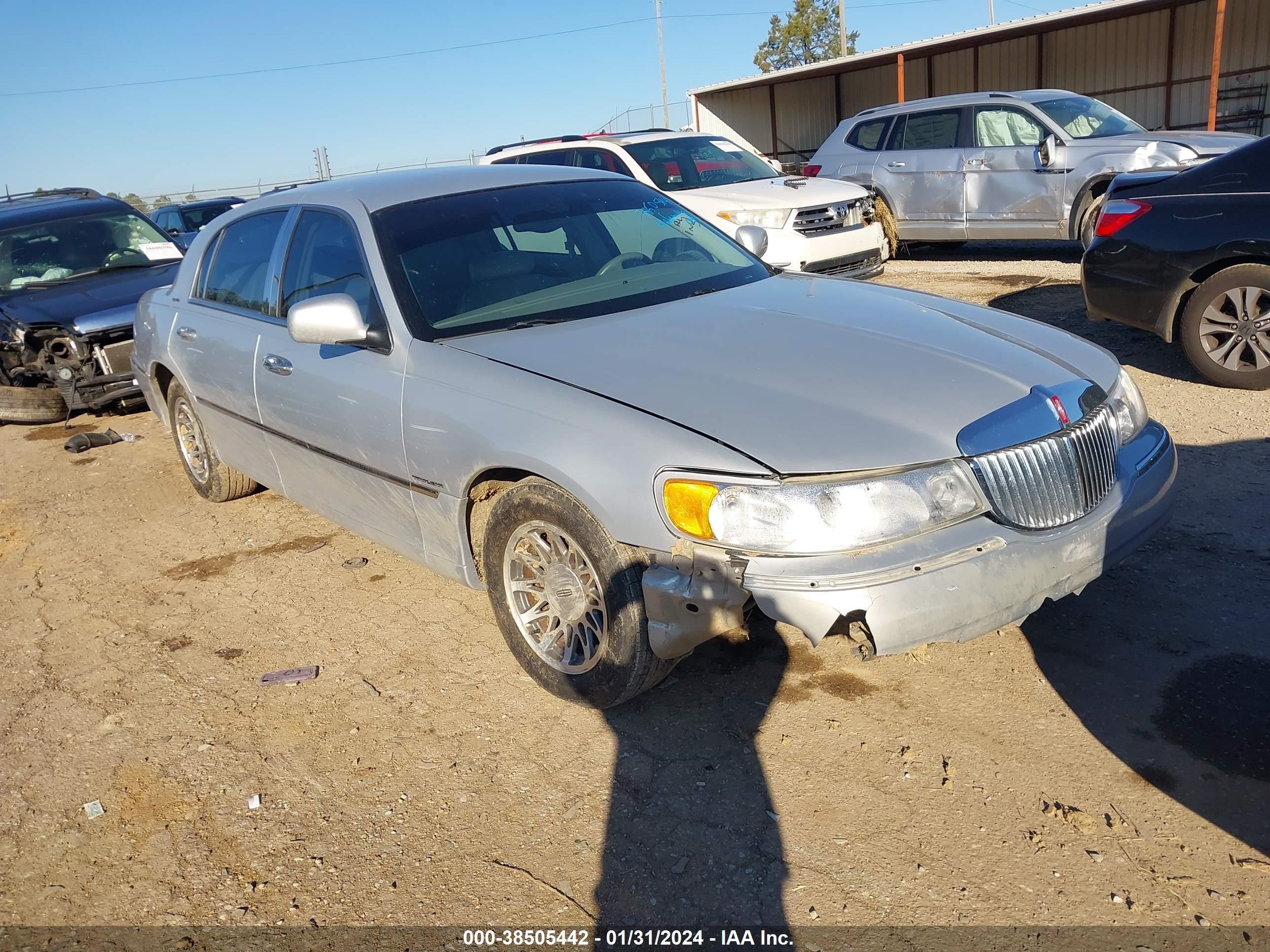 lincoln town car 2002 1lnhm82w62y614459