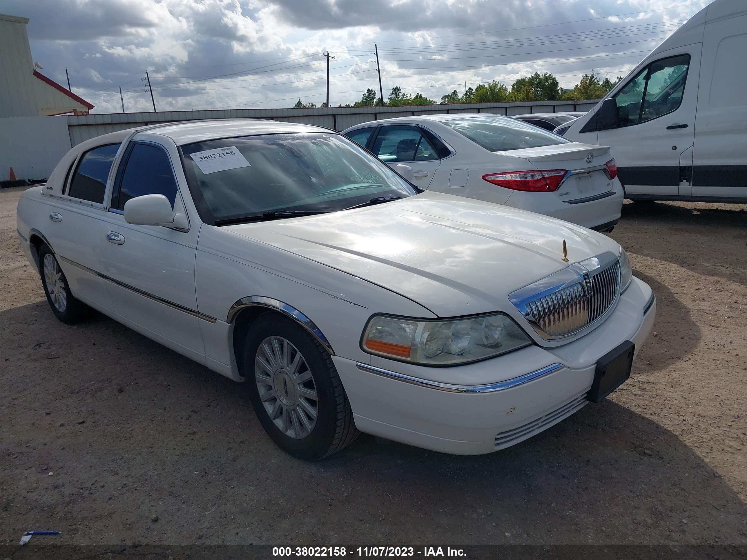 lincoln town car 2003 1lnhm82w63y631408