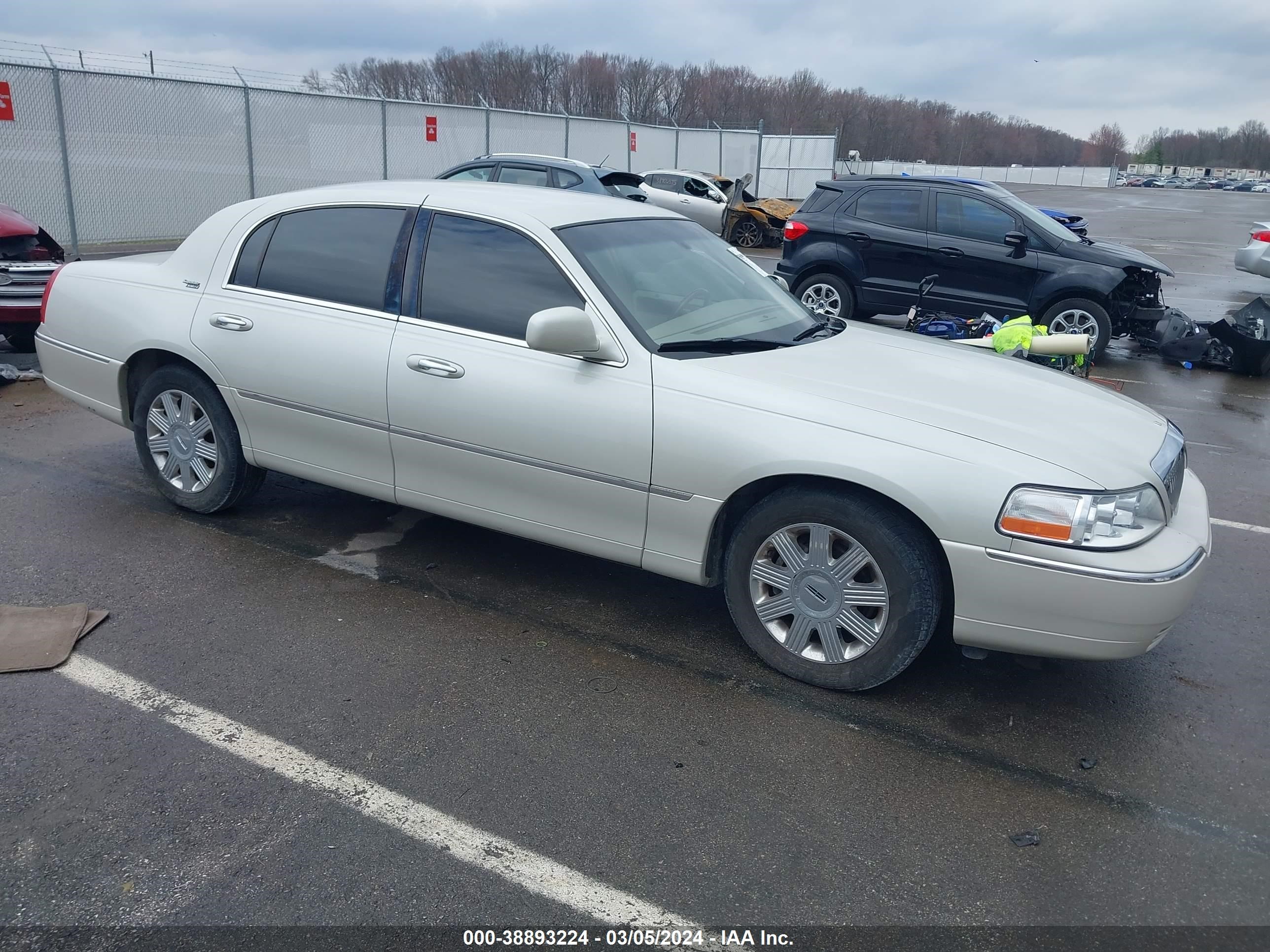 lincoln town car 2005 1lnhm82w65y650723