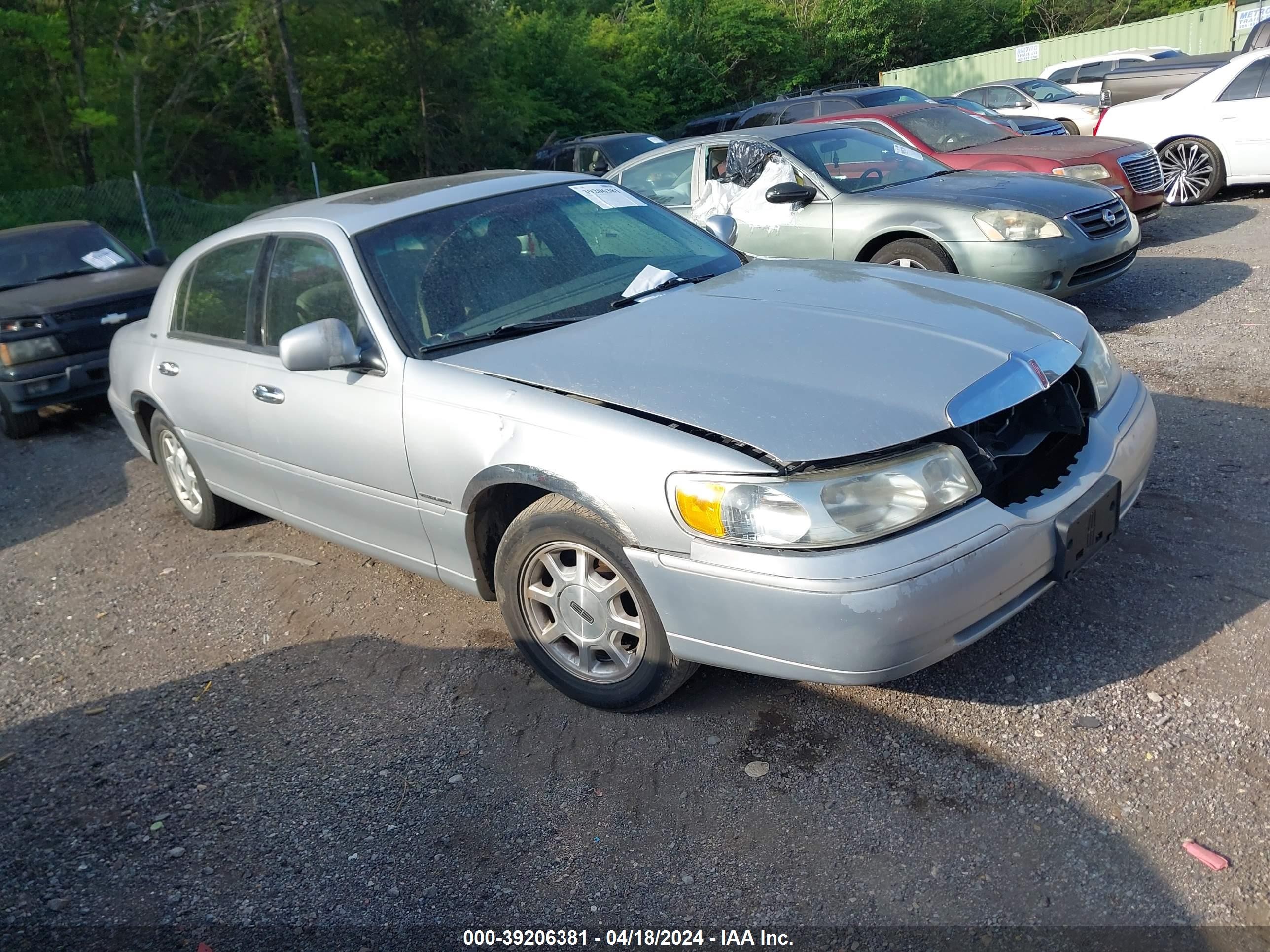 lincoln town car 2002 1lnhm82w72y641833