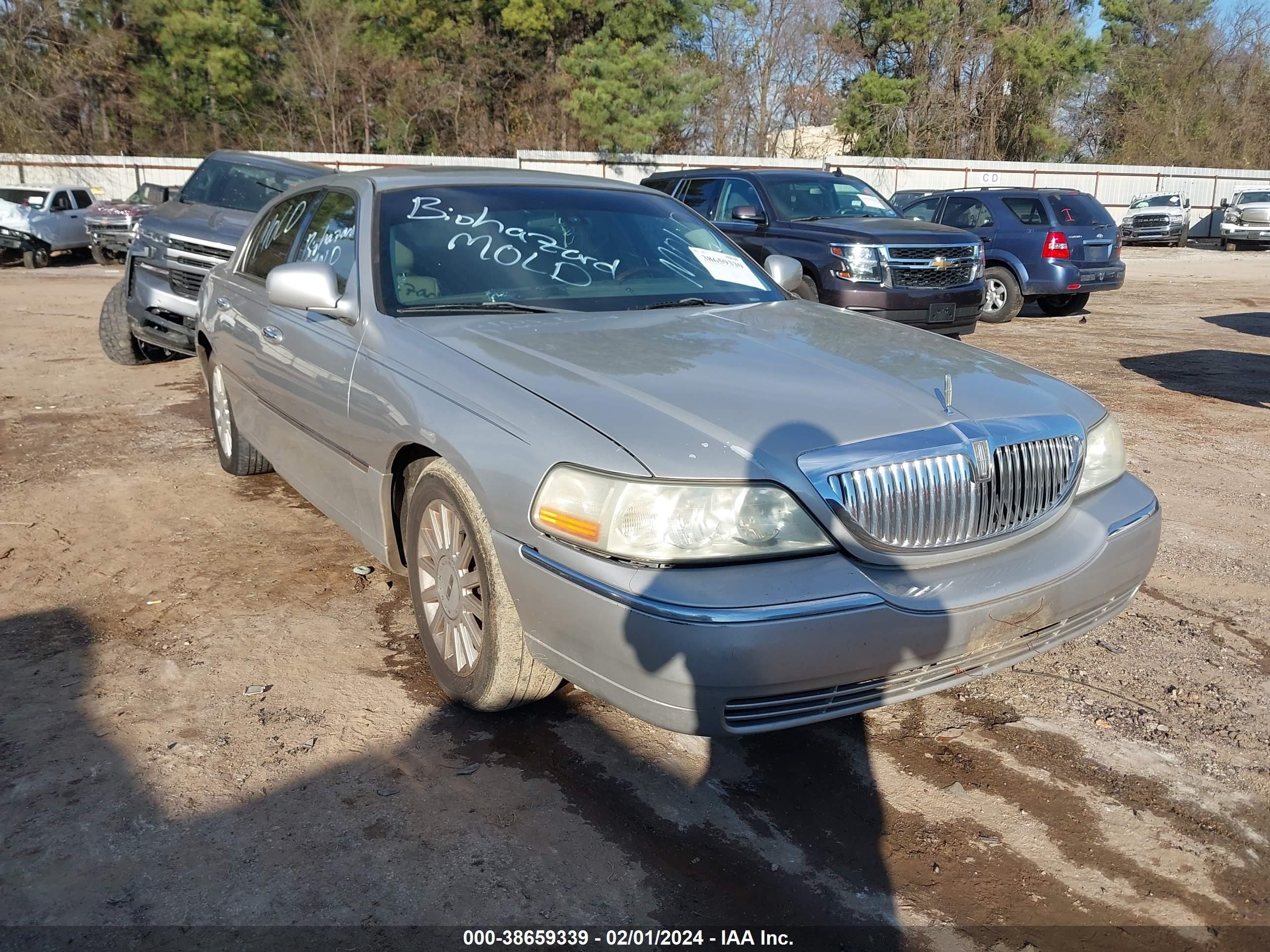 lincoln town car 2003 1lnhm82w73y606999