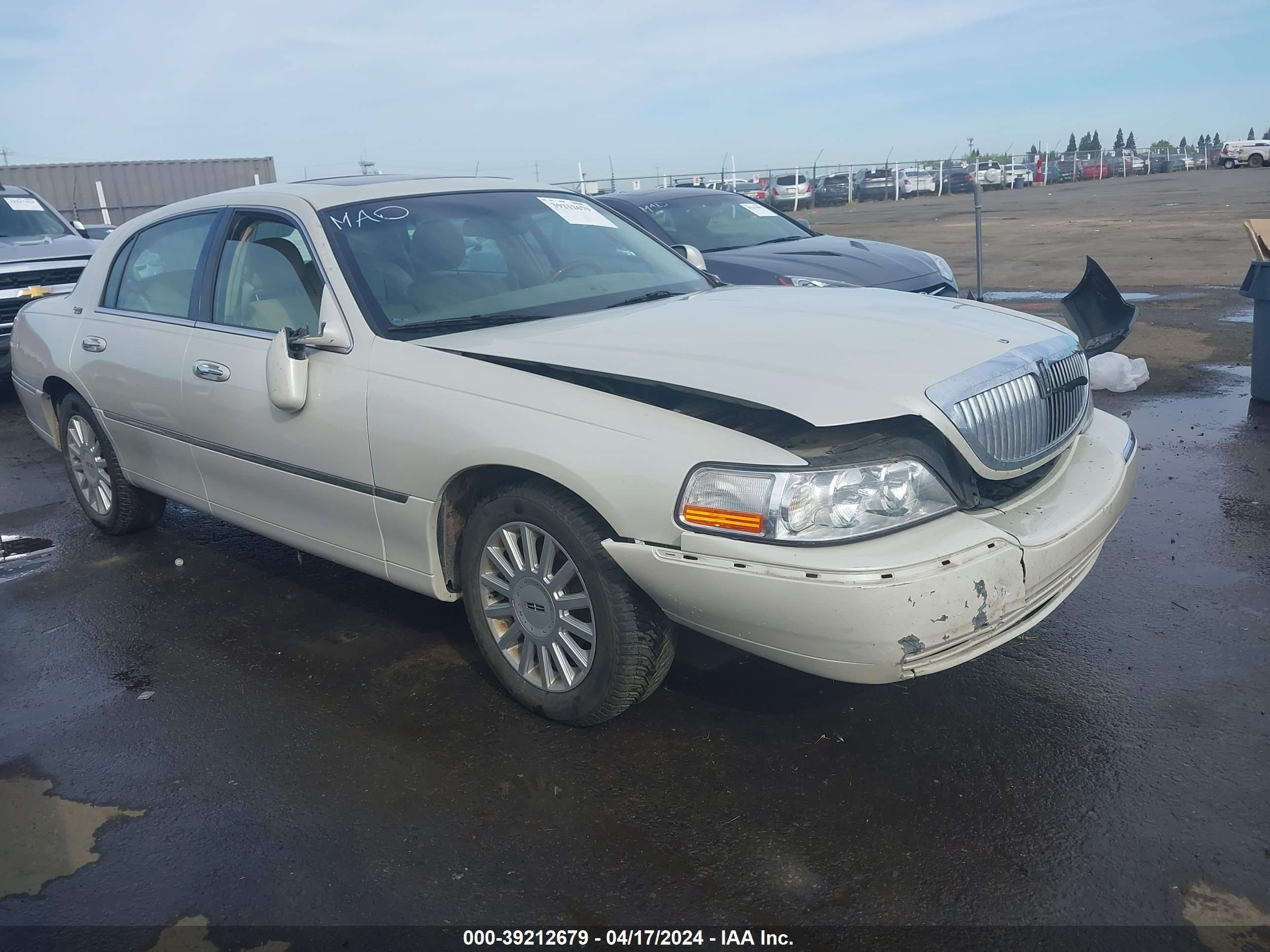 lincoln town car 2005 1lnhm82w75y611879