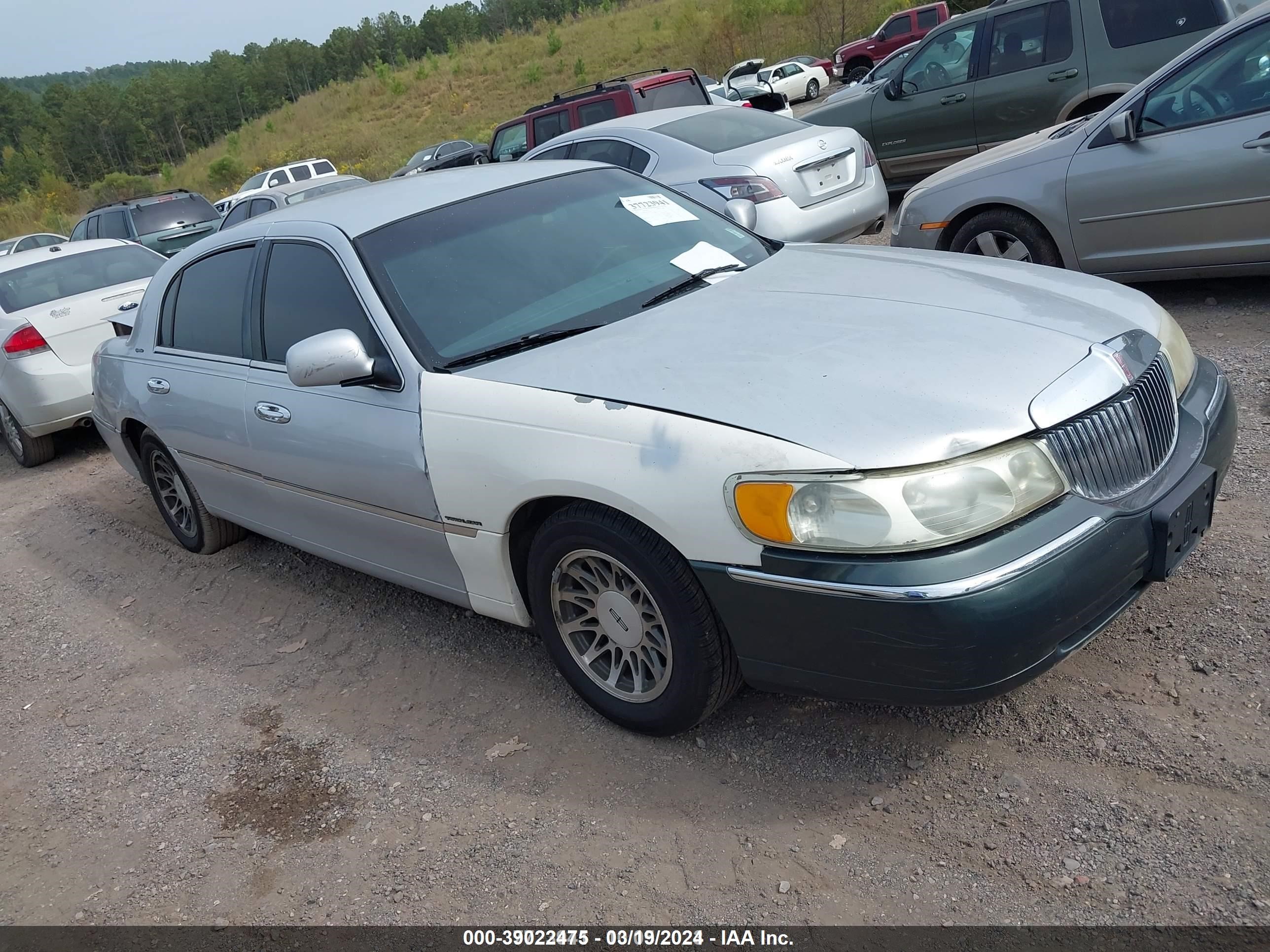 lincoln town car 2002 1lnhm82w82y654140