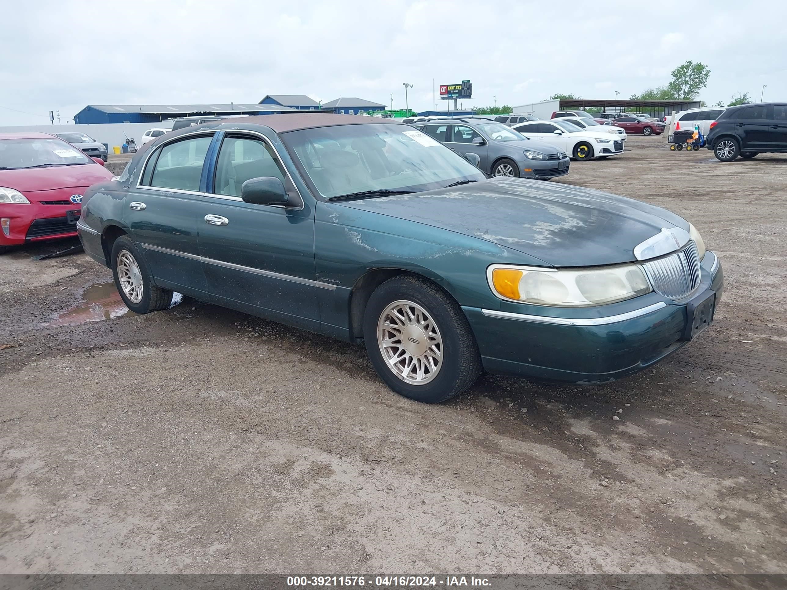 lincoln town car 1999 1lnhm82w8xy641606