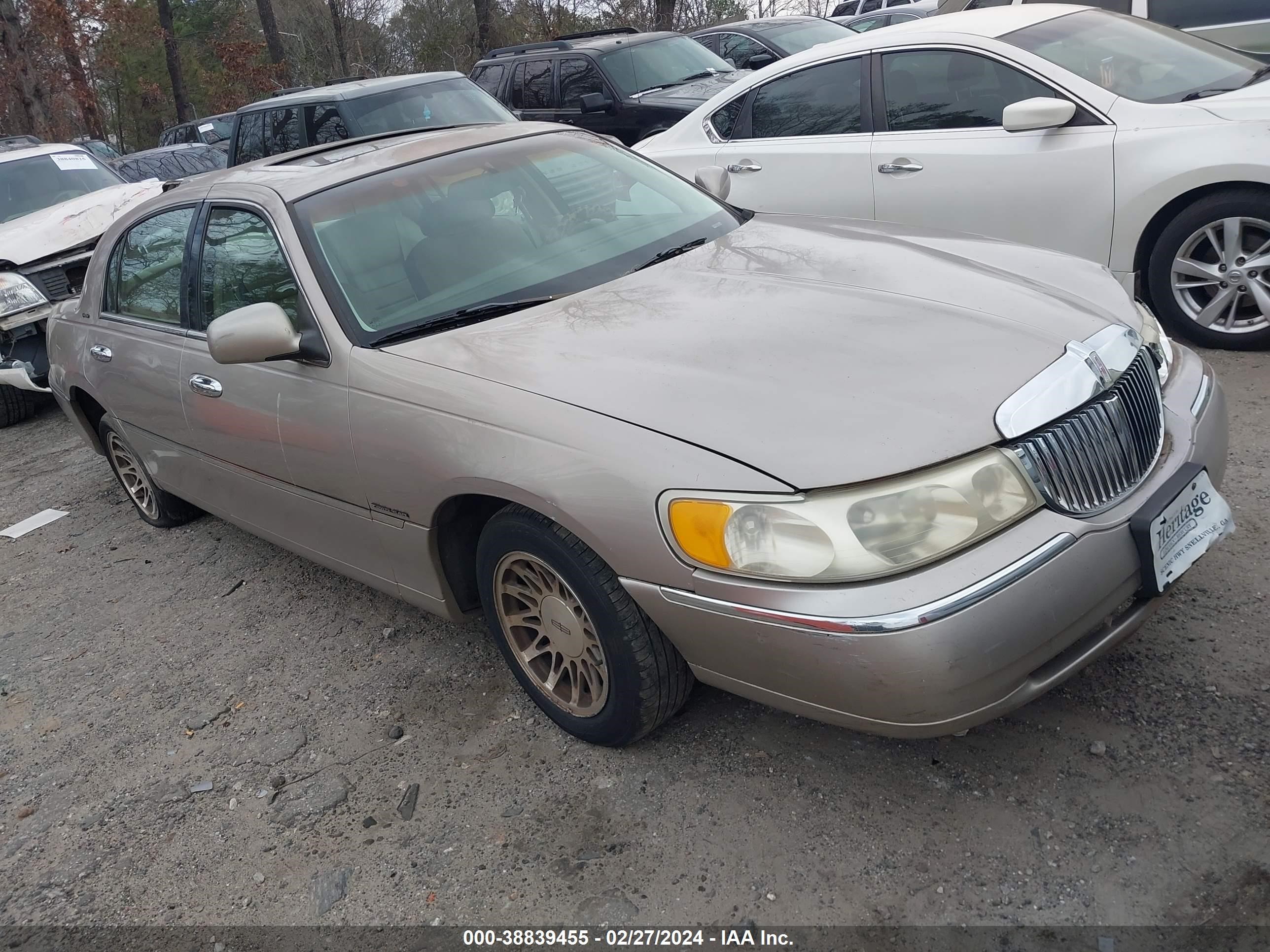 lincoln town car 1999 1lnhm82w8xy701223