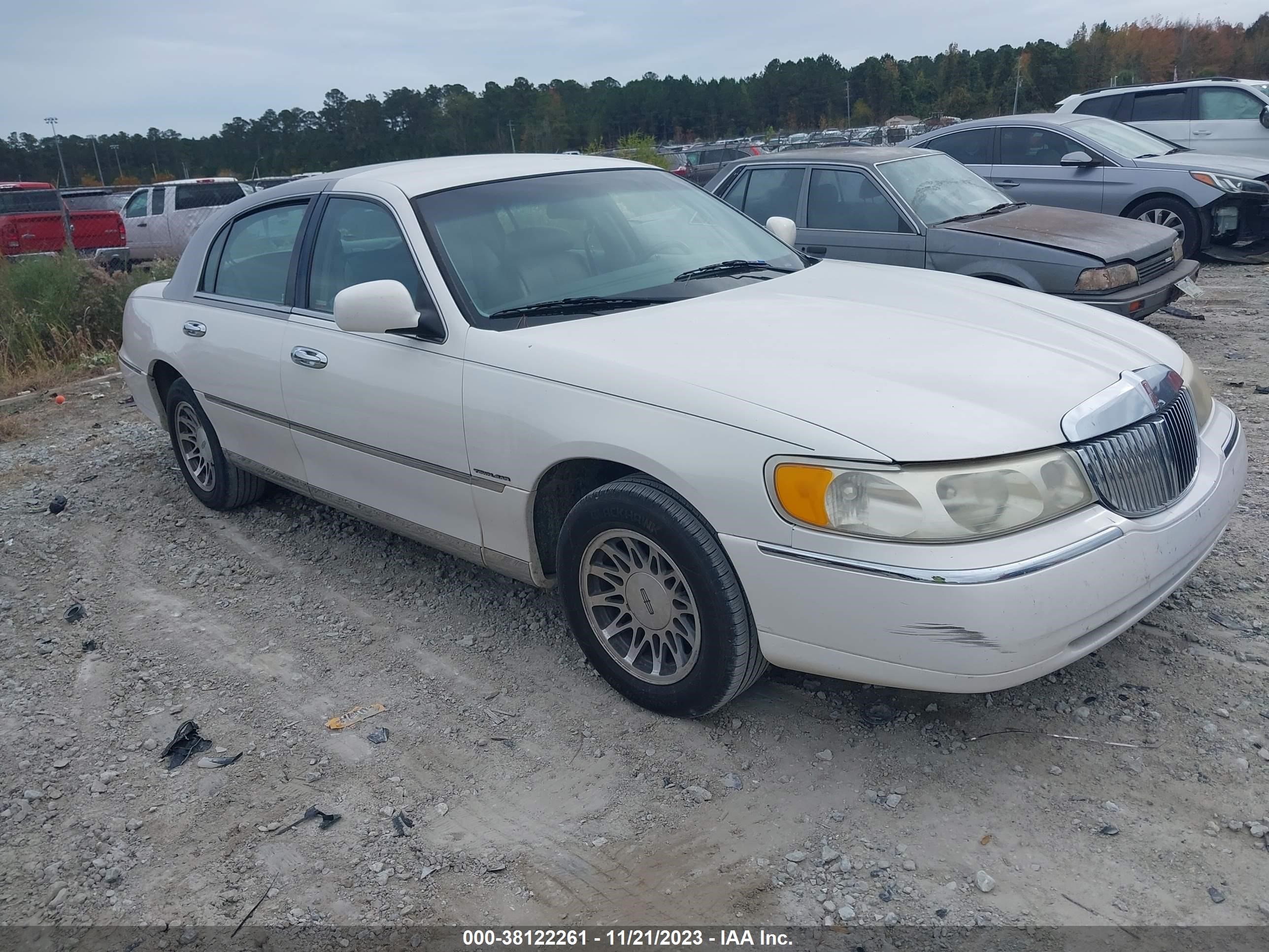 lincoln town car 2000 1lnhm82w9yy935971