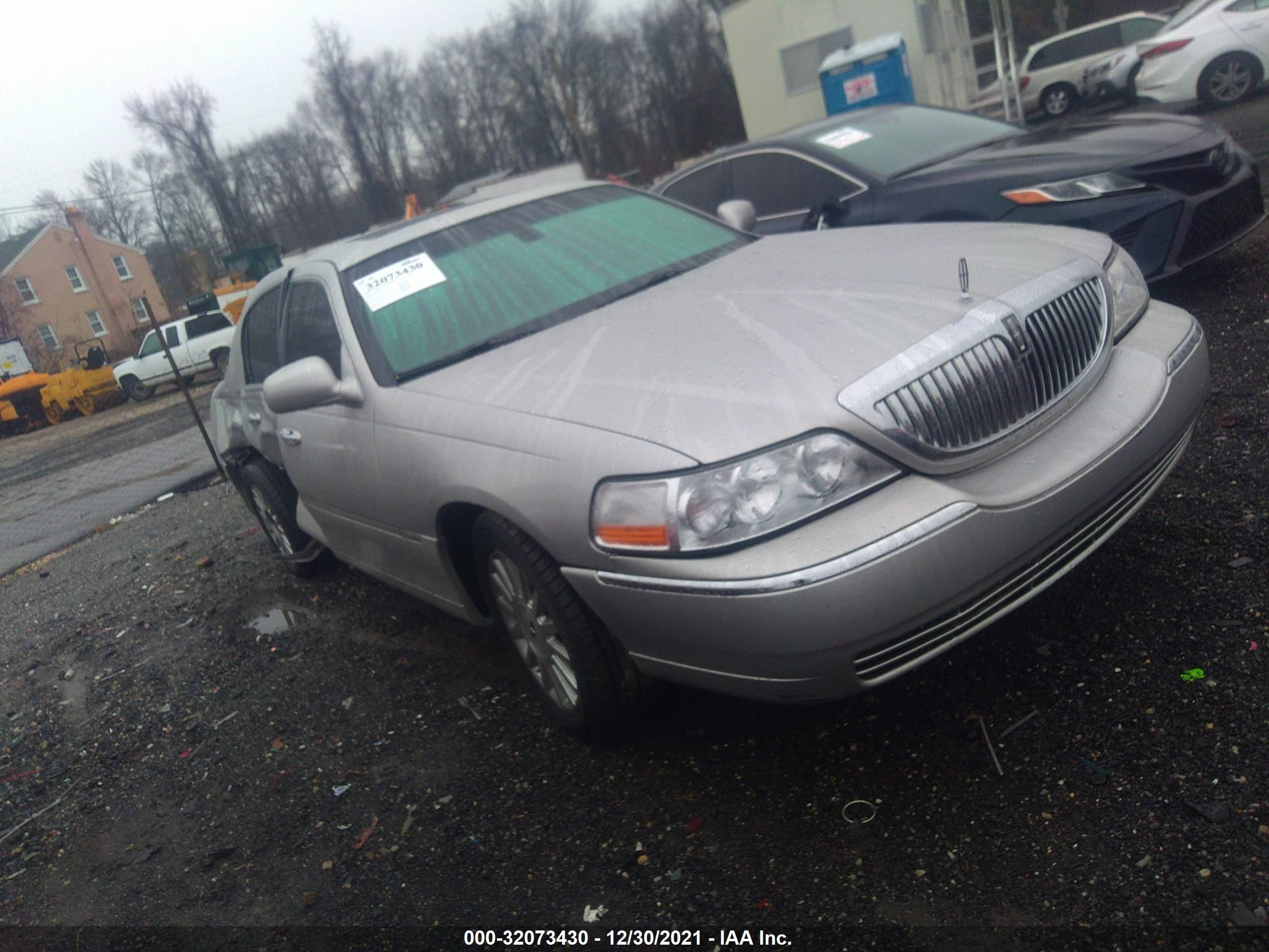 lincoln town car 2003 1lnhm82wx3y691952