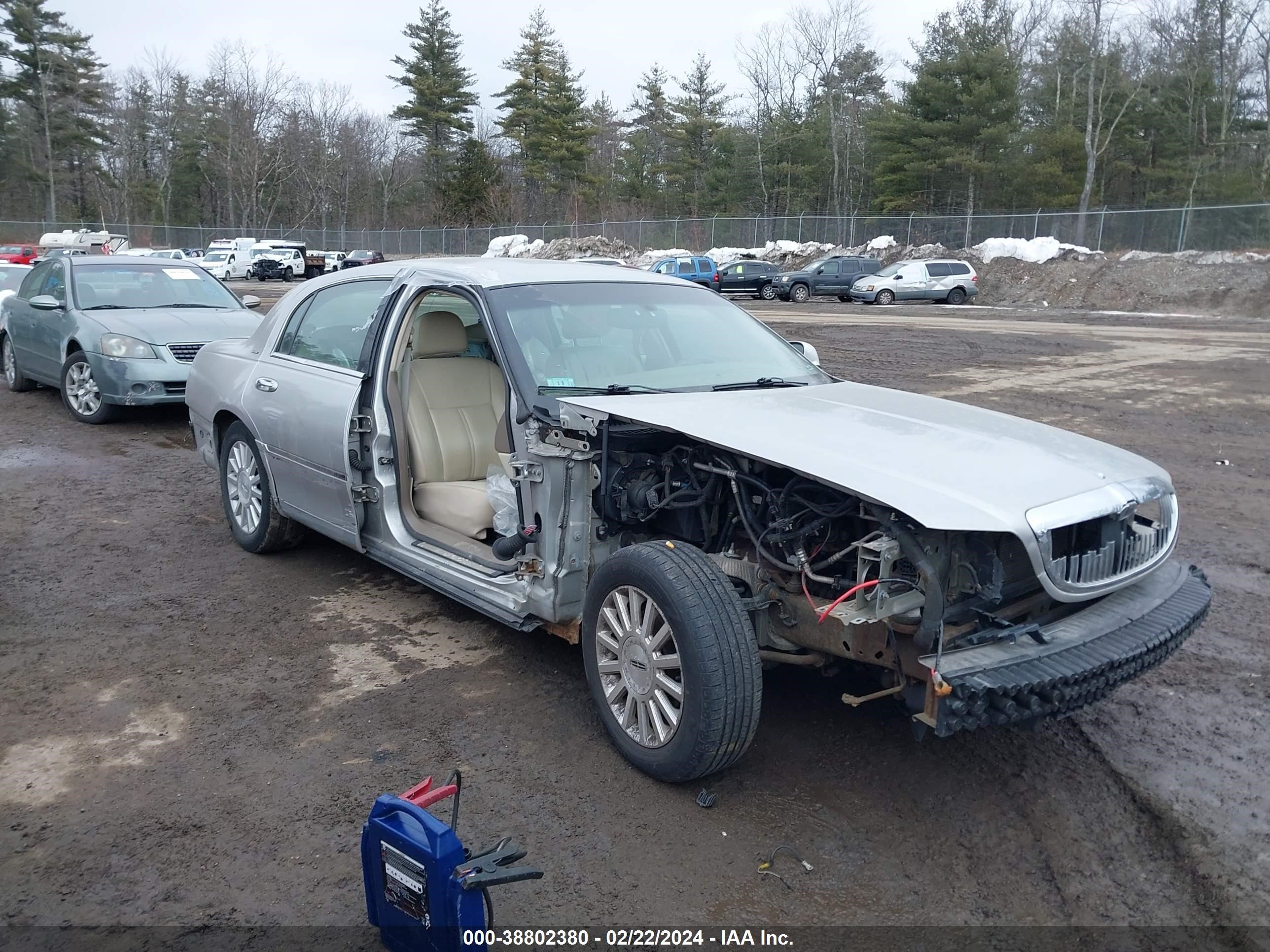 lincoln town car 2004 1lnhm83w14y653459