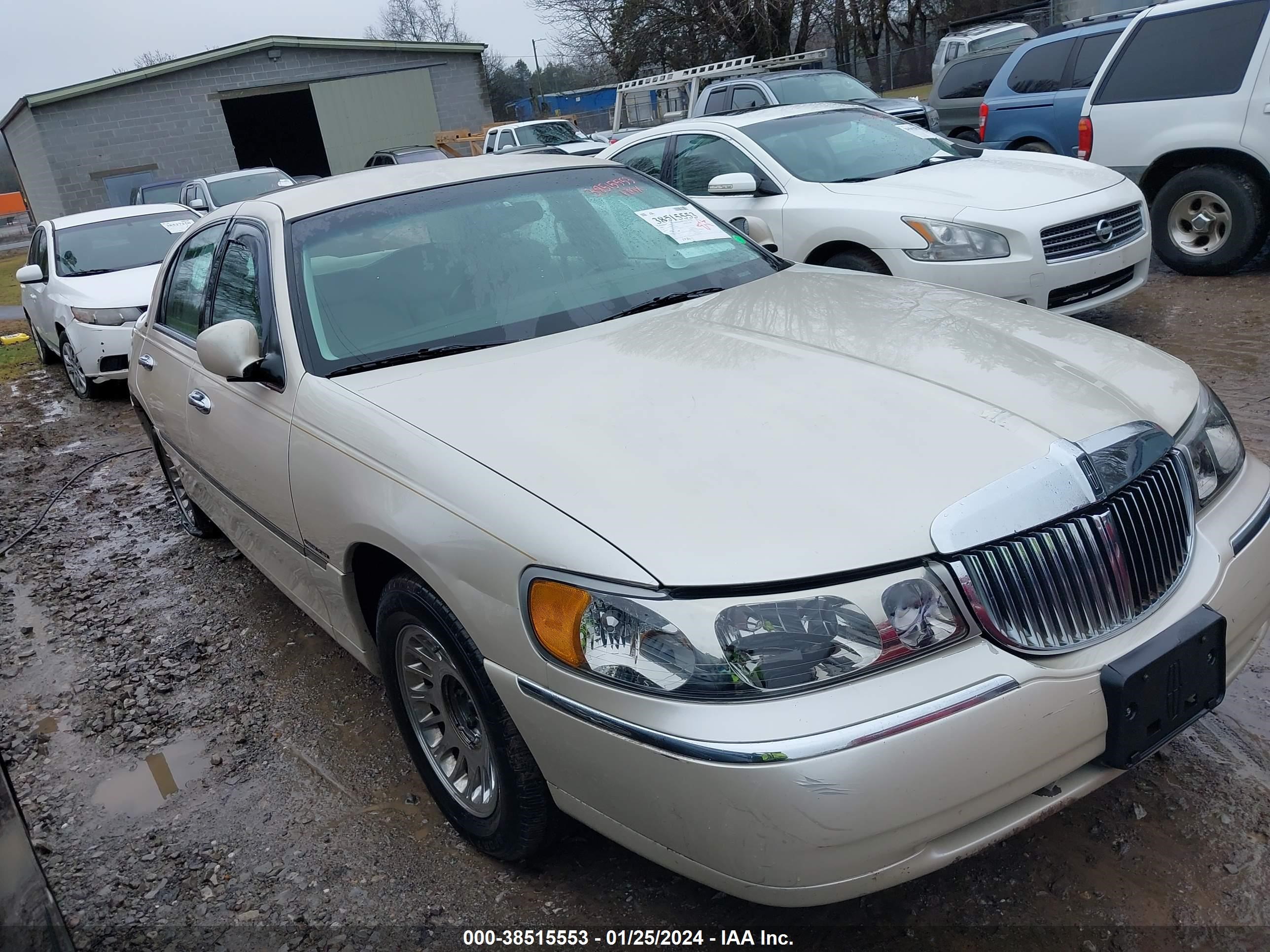 lincoln town car 1999 1lnhm83w1xy627822