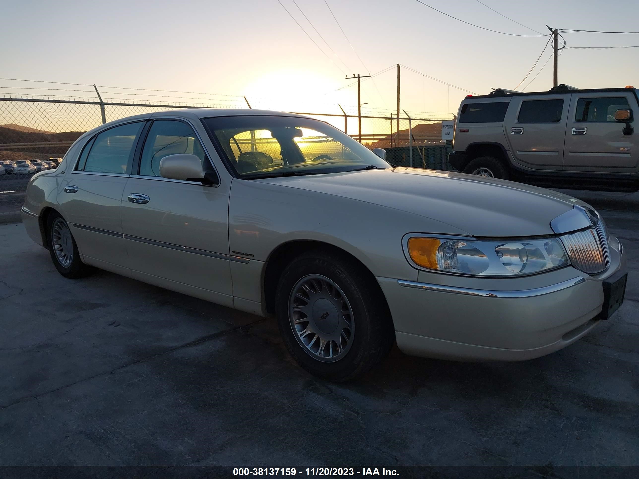 lincoln town car 1999 1lnhm83w1xy681265