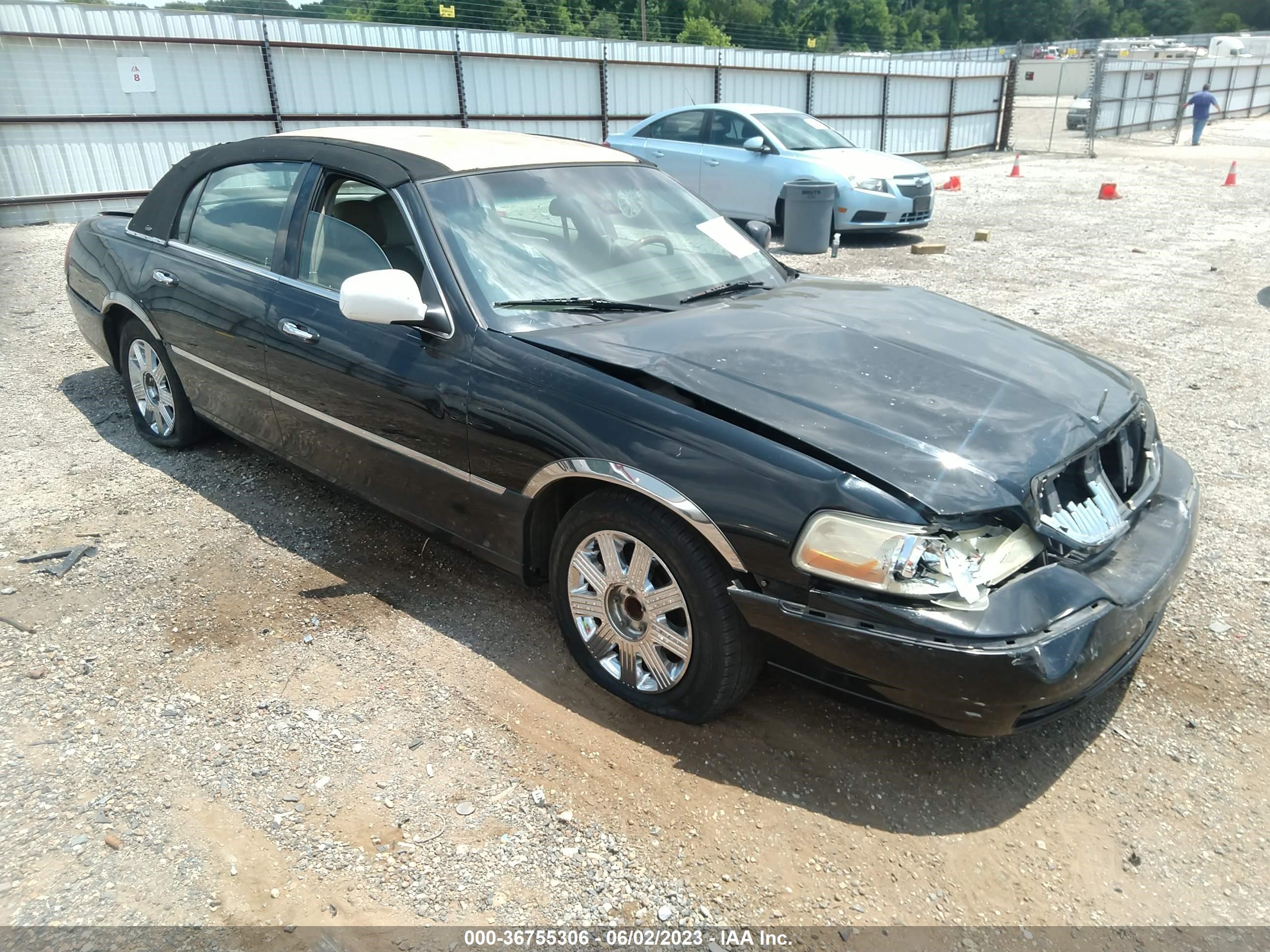 lincoln town car 2003 1lnhm83w23y627306