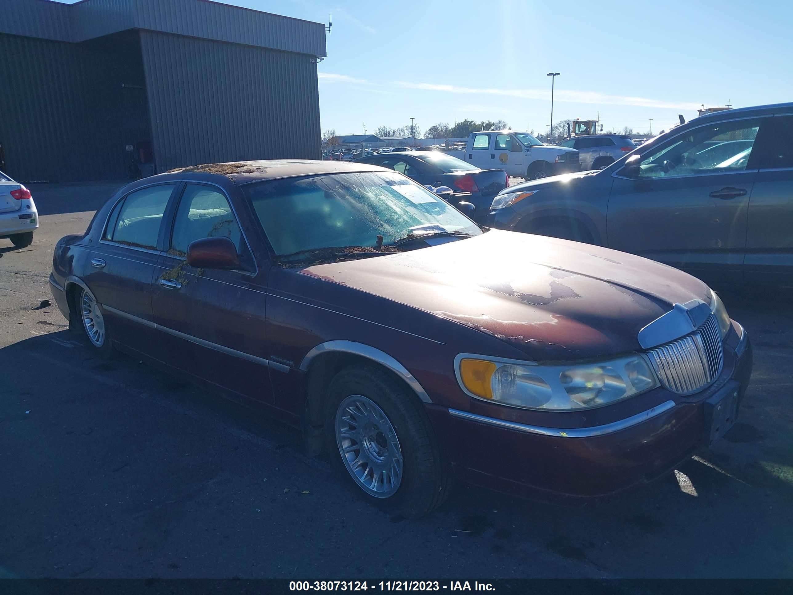 lincoln town car 2000 1lnhm83w2yy809580