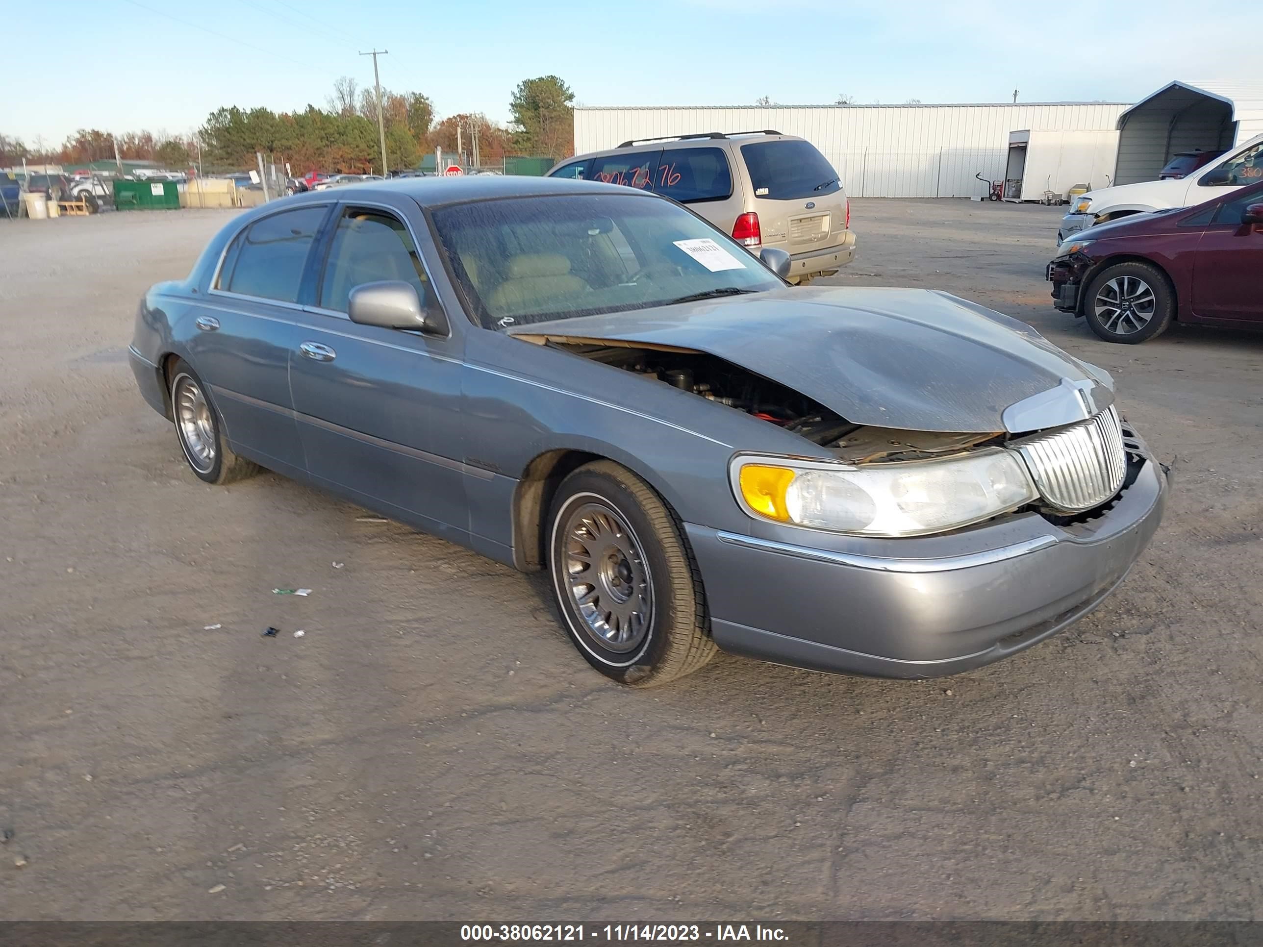 lincoln town car 2001 1lnhm83w31y658819