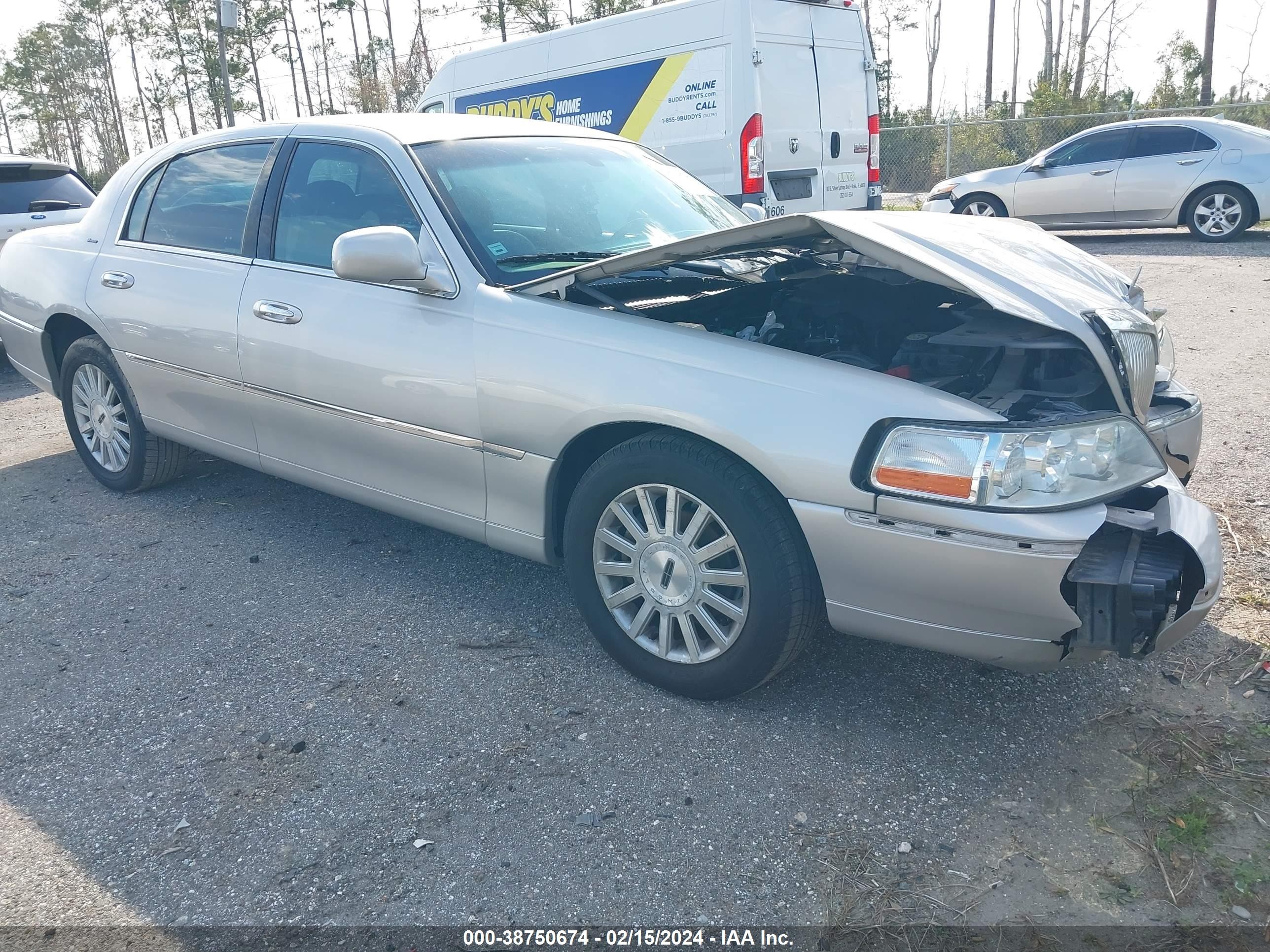 lincoln town car 2004 1lnhm83w34y664964