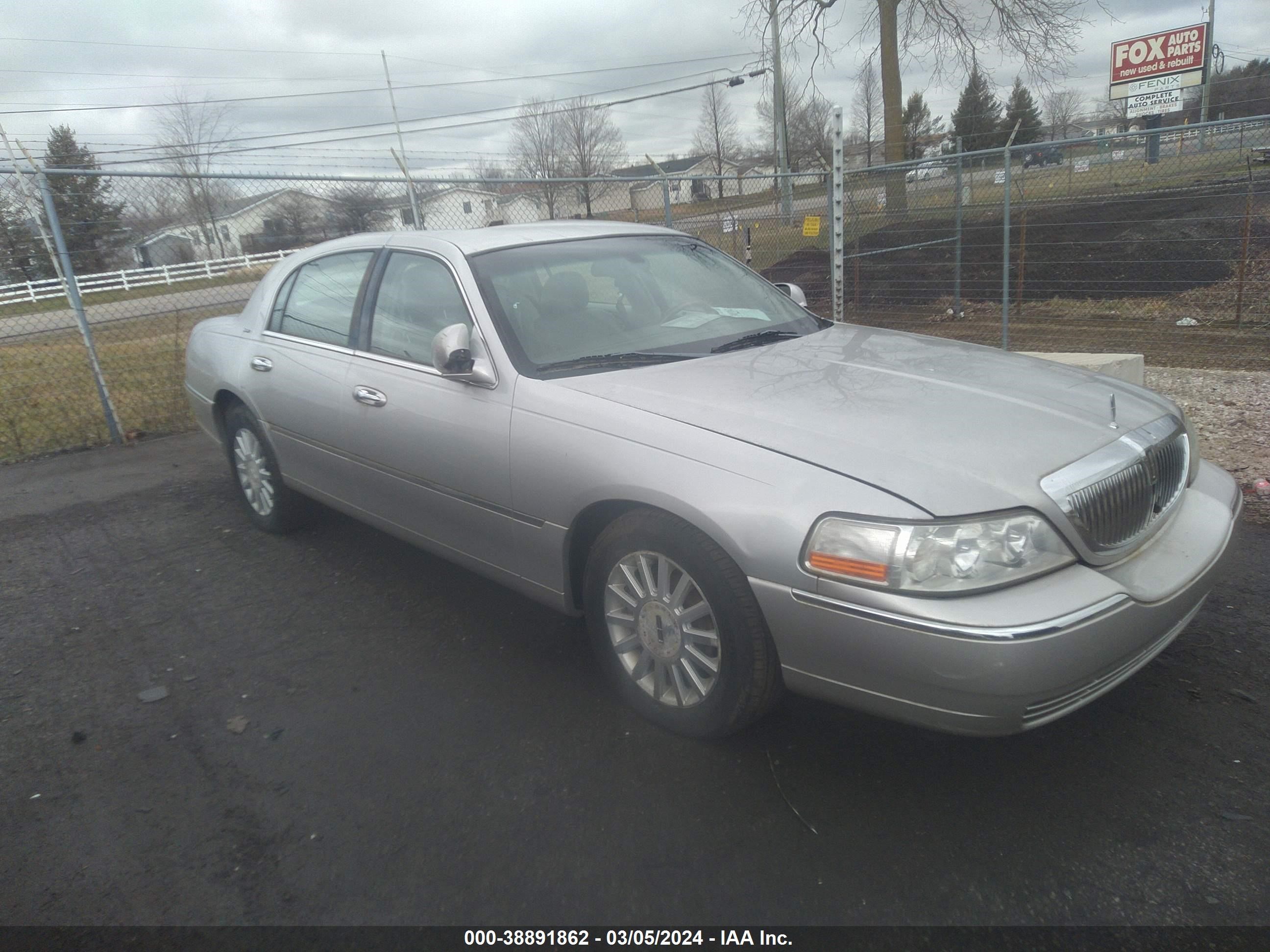 lincoln town car 2004 1lnhm83w44y662348