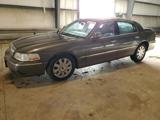 lincoln town car u 2004 1lnhm83w44y670000