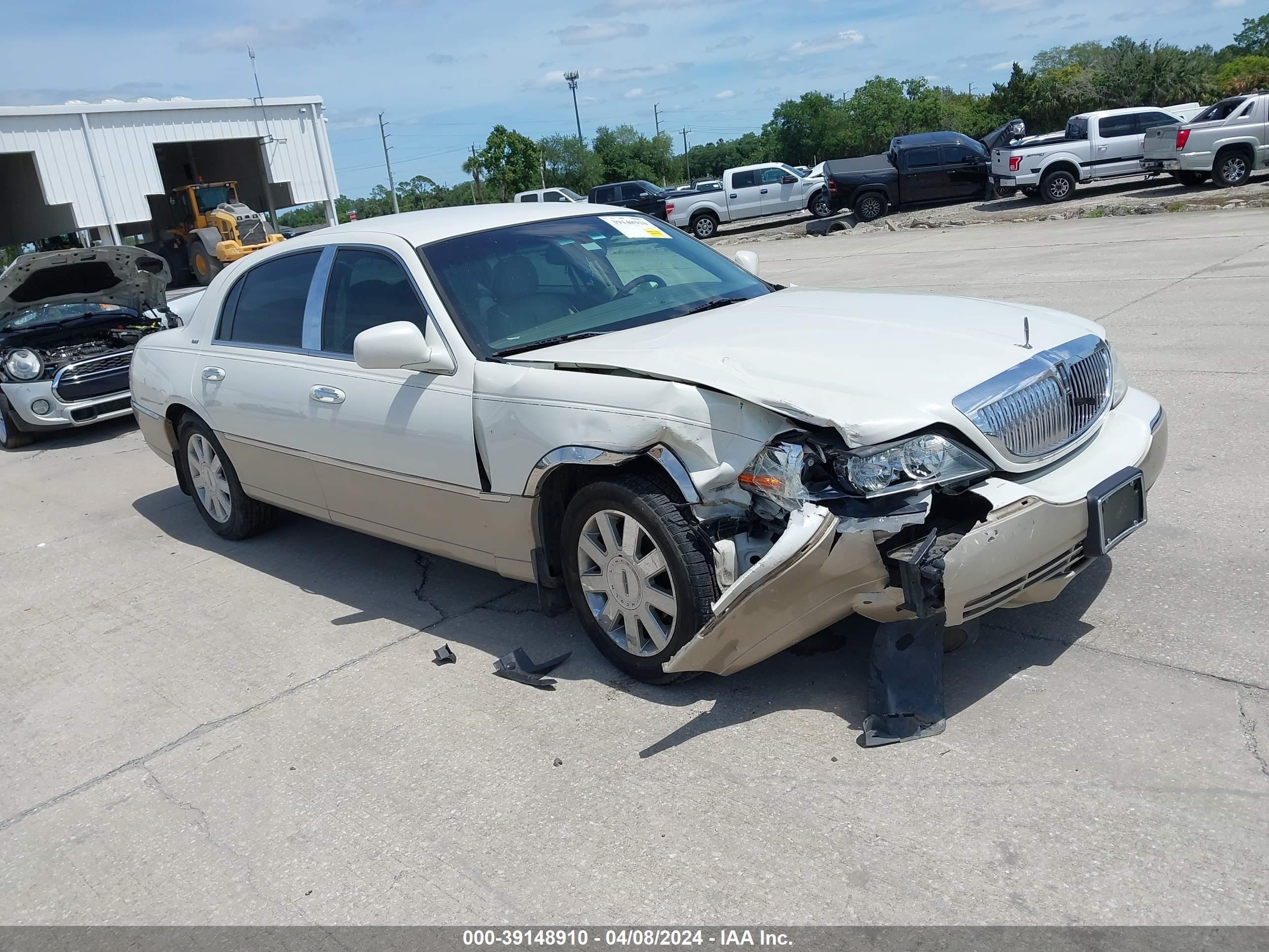 lincoln town car 2004 1lnhm83w54y648152