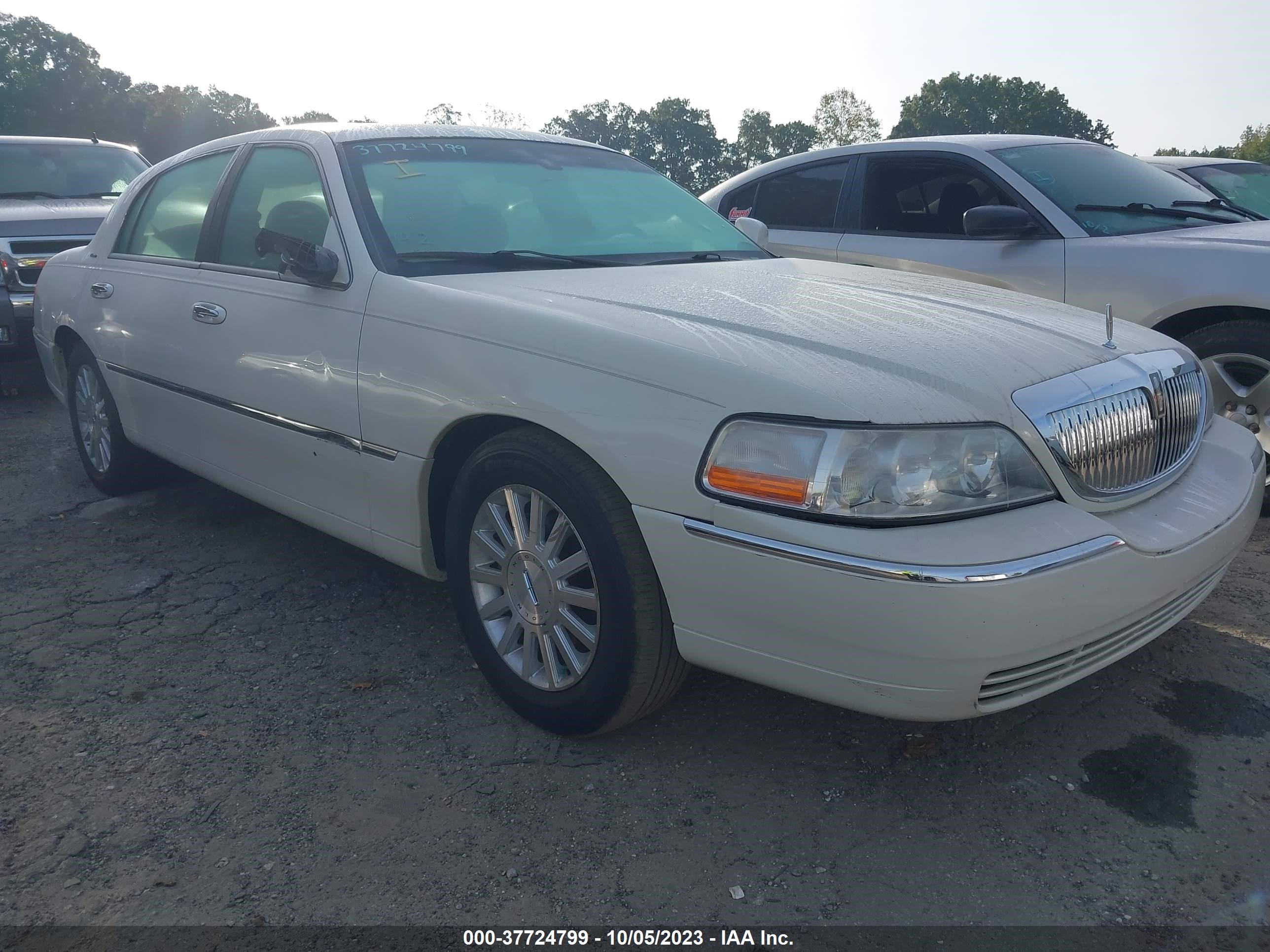 lincoln town car 2004 1lnhm83w54y657627