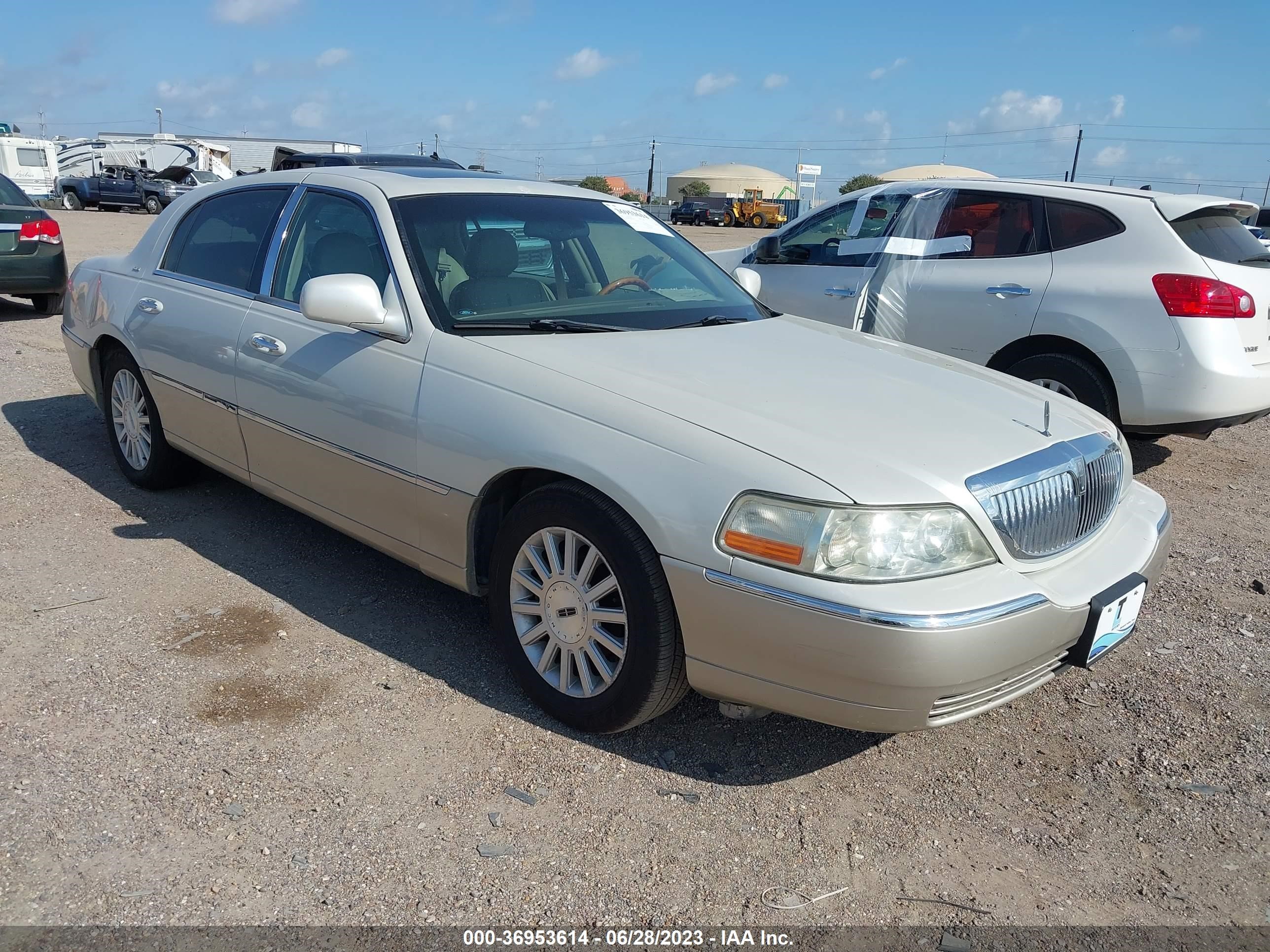 lincoln town car 2004 1lnhm83w54y668286