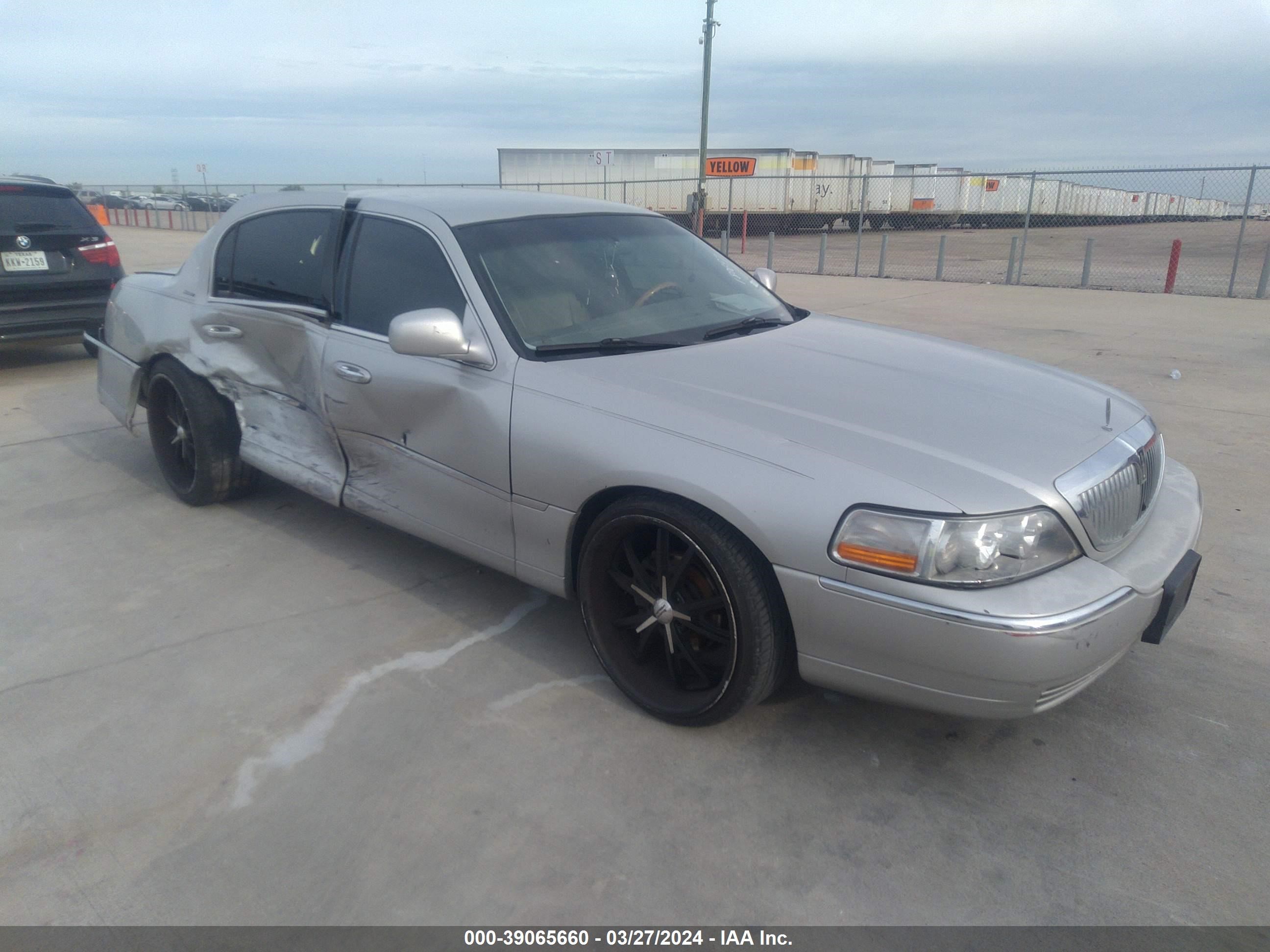 lincoln town car 2004 1lnhm83w64y677921