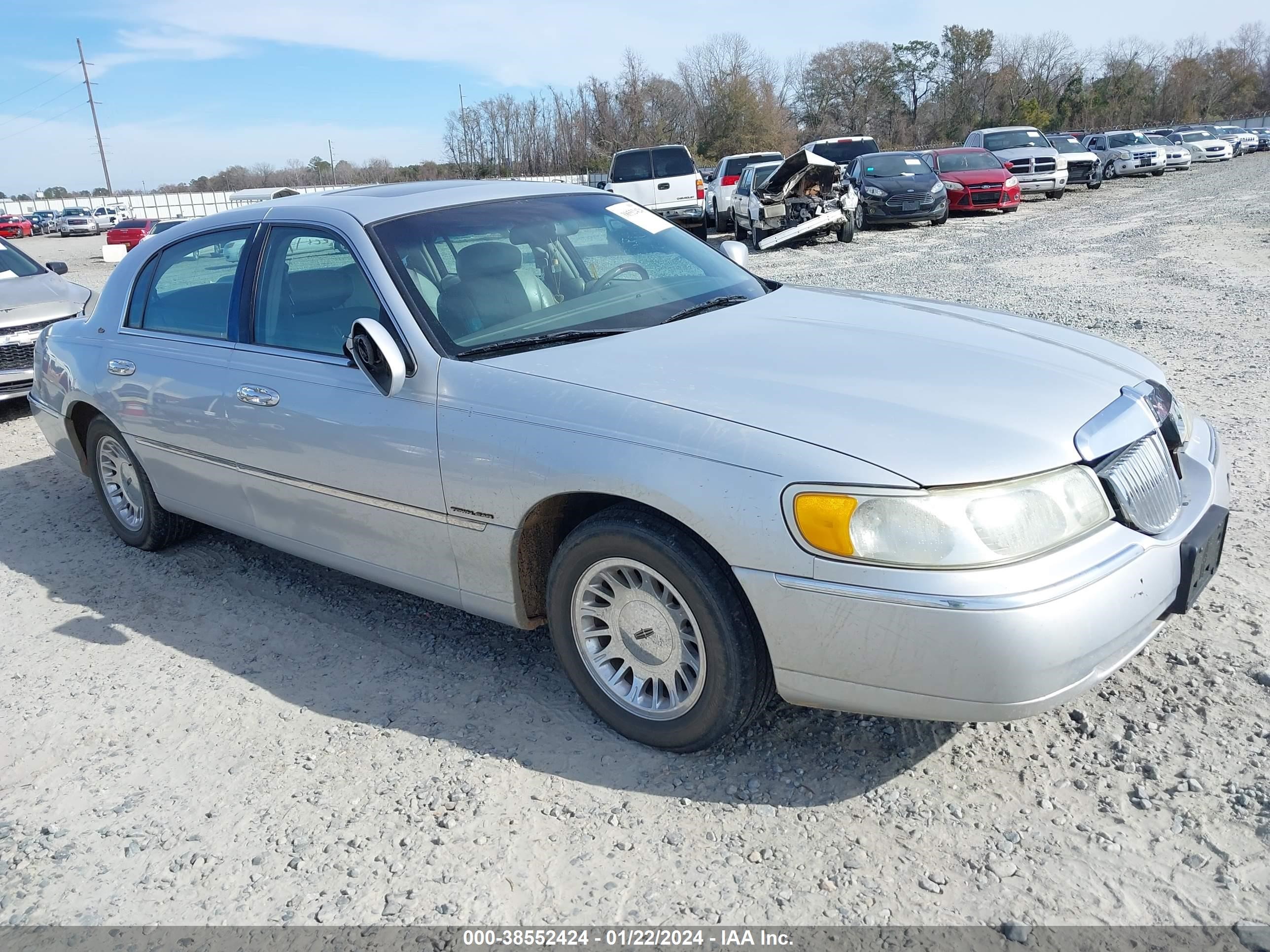 lincoln town car 2001 1lnhm83w81y739718