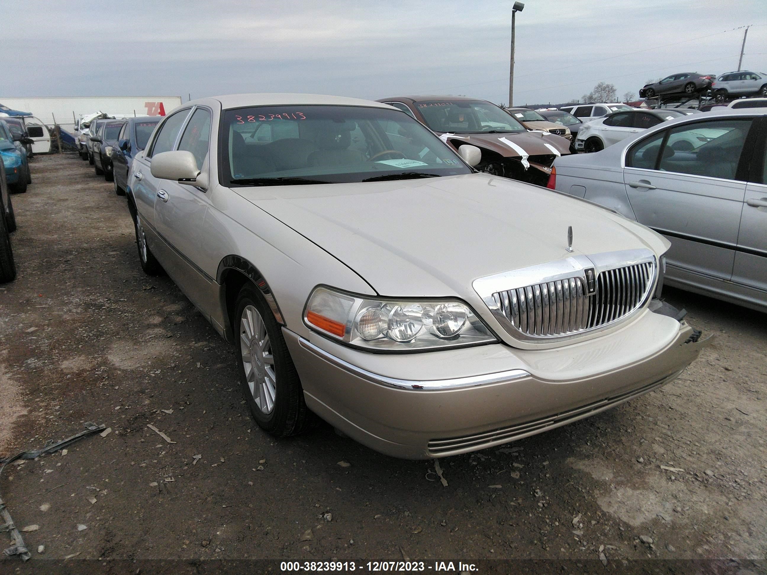 lincoln town car 2004 1lnhm83w84y688743