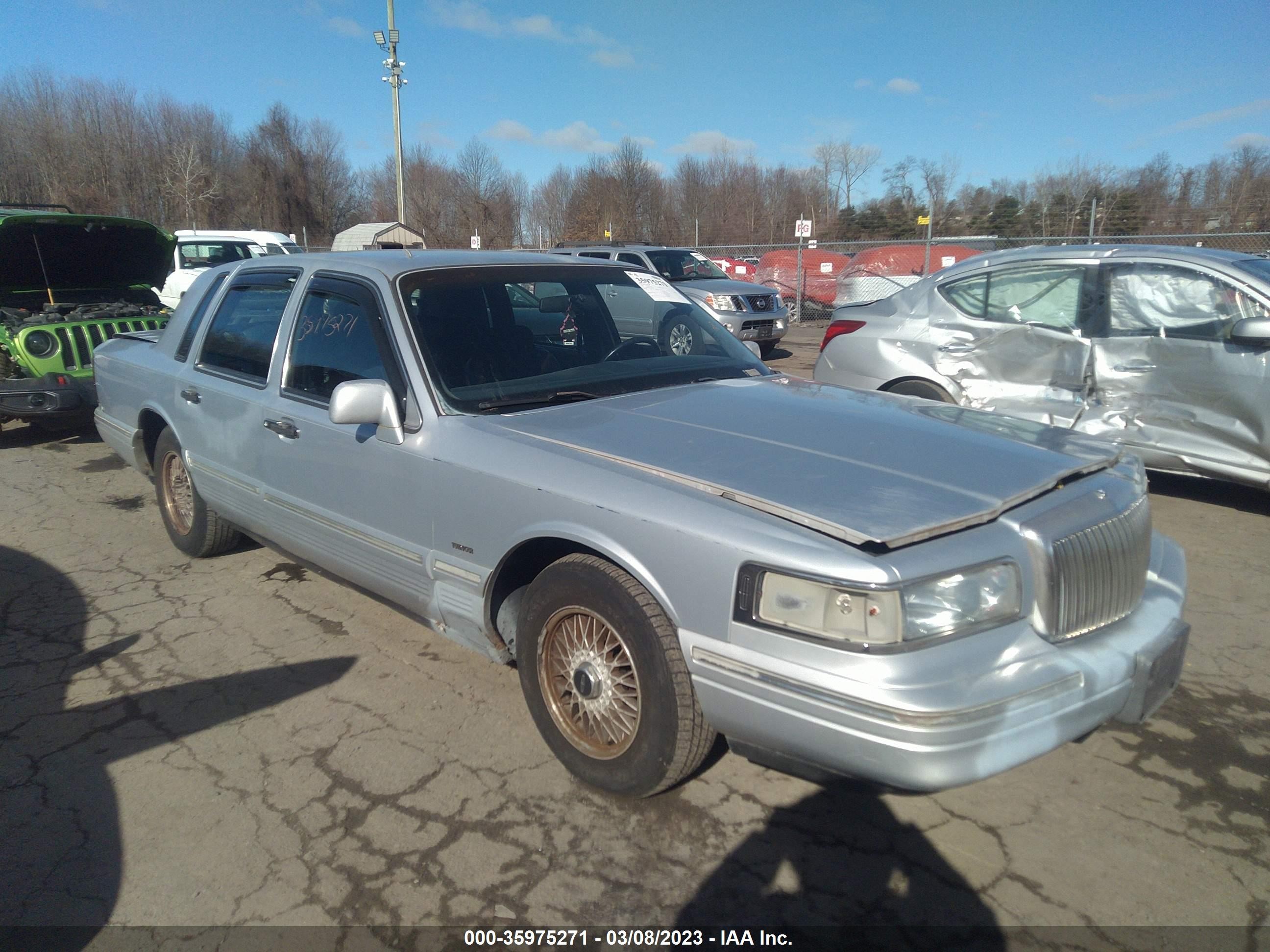 lincoln town car 1995 1lnlm82w1sy693940