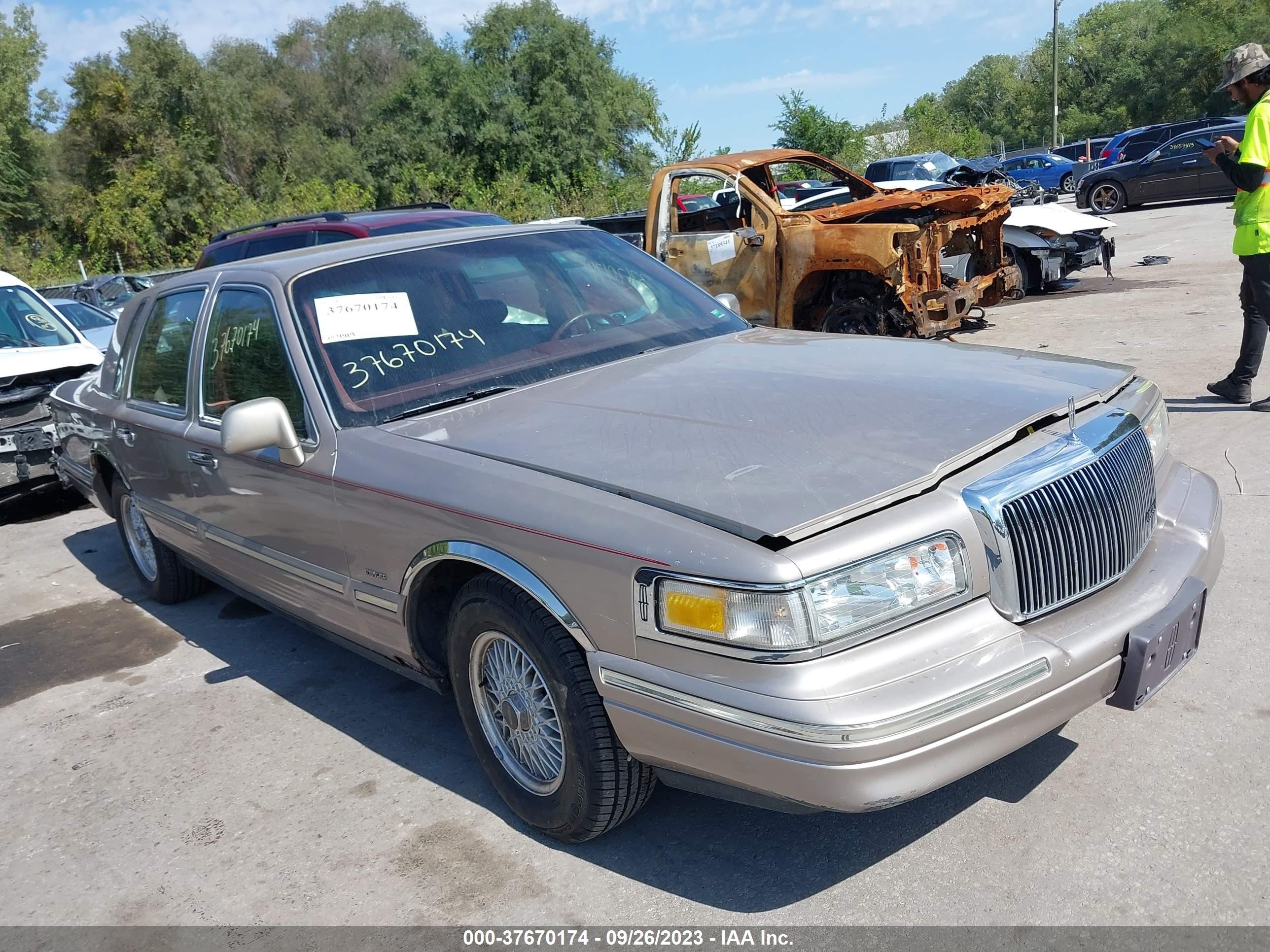 lincoln town car 1995 1lnlm82w7sy676656