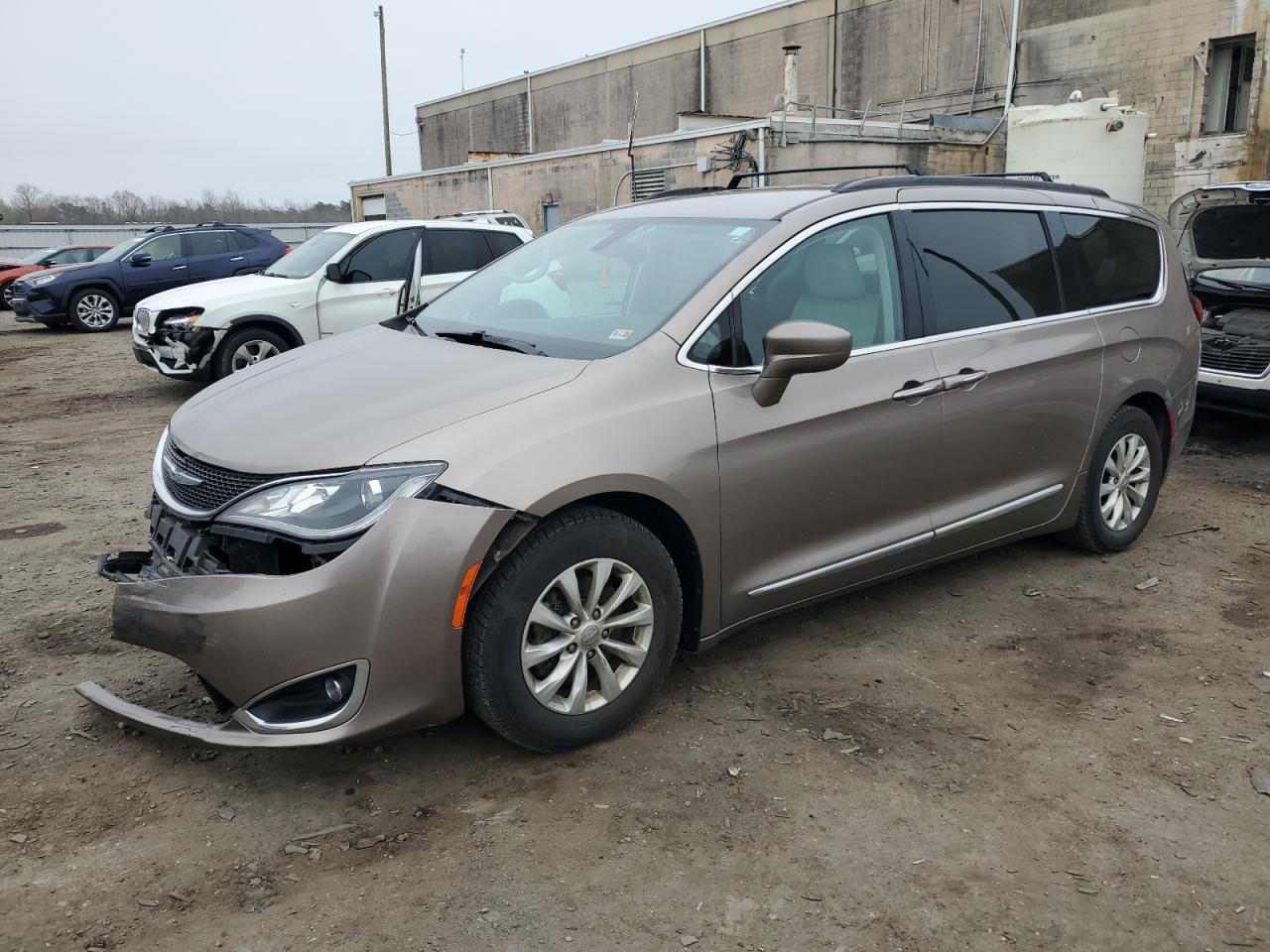 chrysler pacifica 2017 2c4rc1bg8hr794505