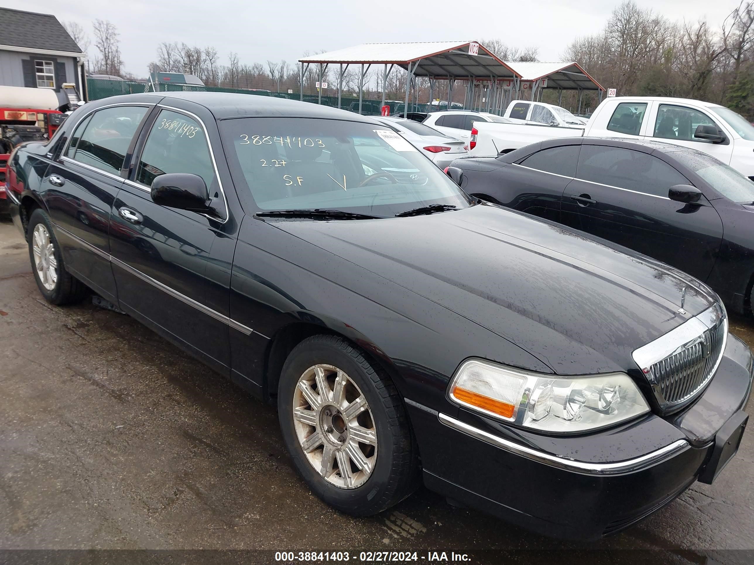 lincoln town car 2008 2lnhm82v08x659395