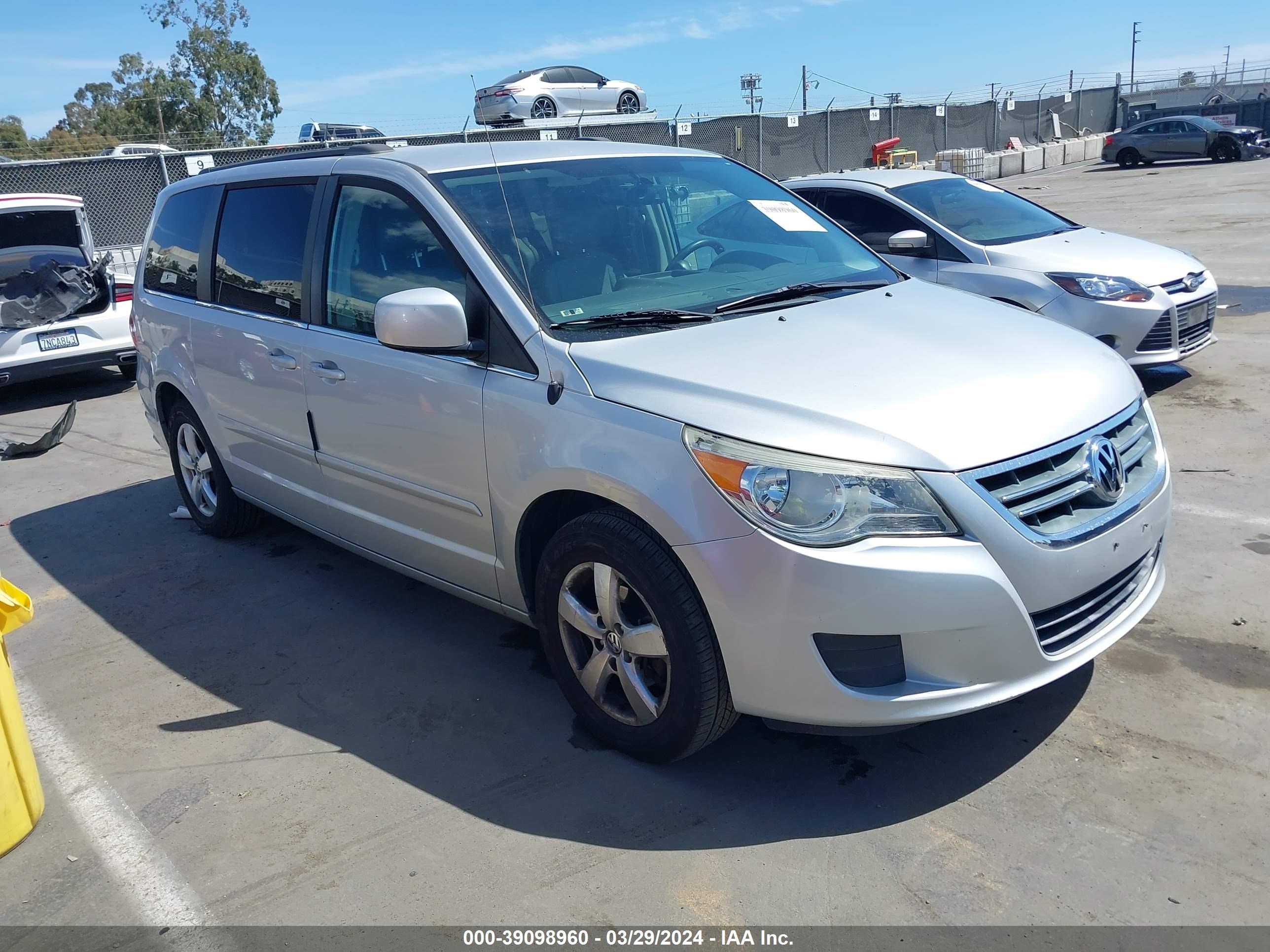 volkswagen routan 2011 2v4rw3dg9br738747