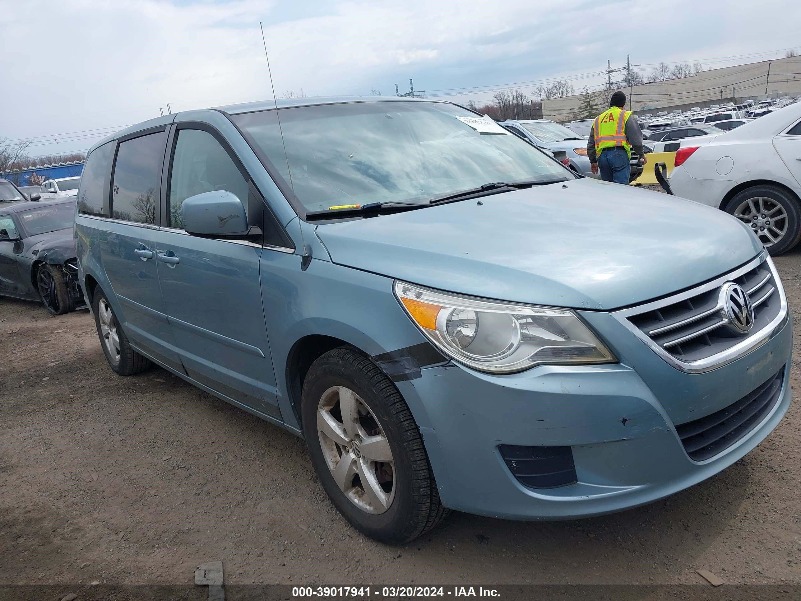 volkswagen routan 2009 2v8hw34199r541271