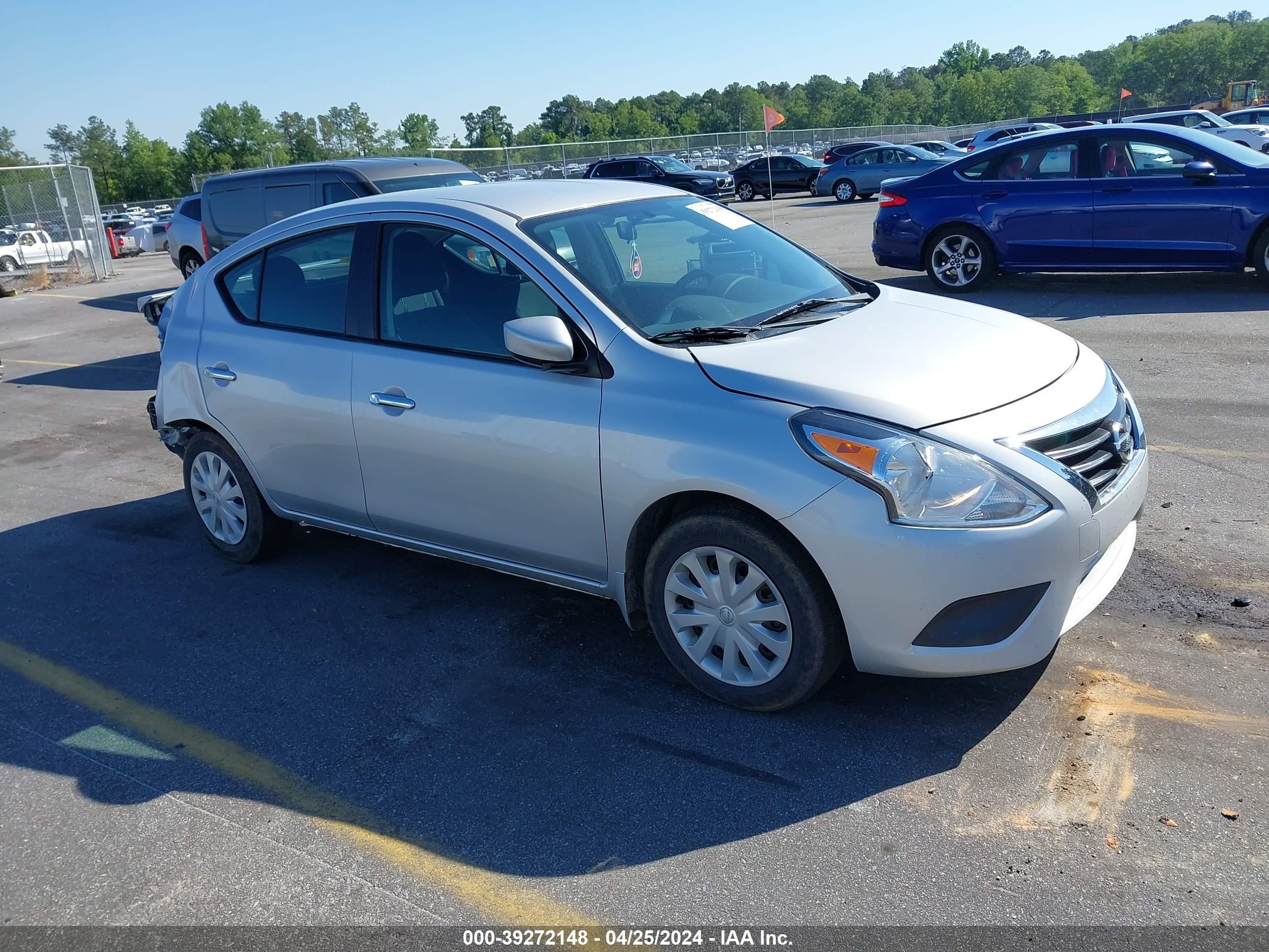 nissan versa 2018 3n1cn7ap7jl830923