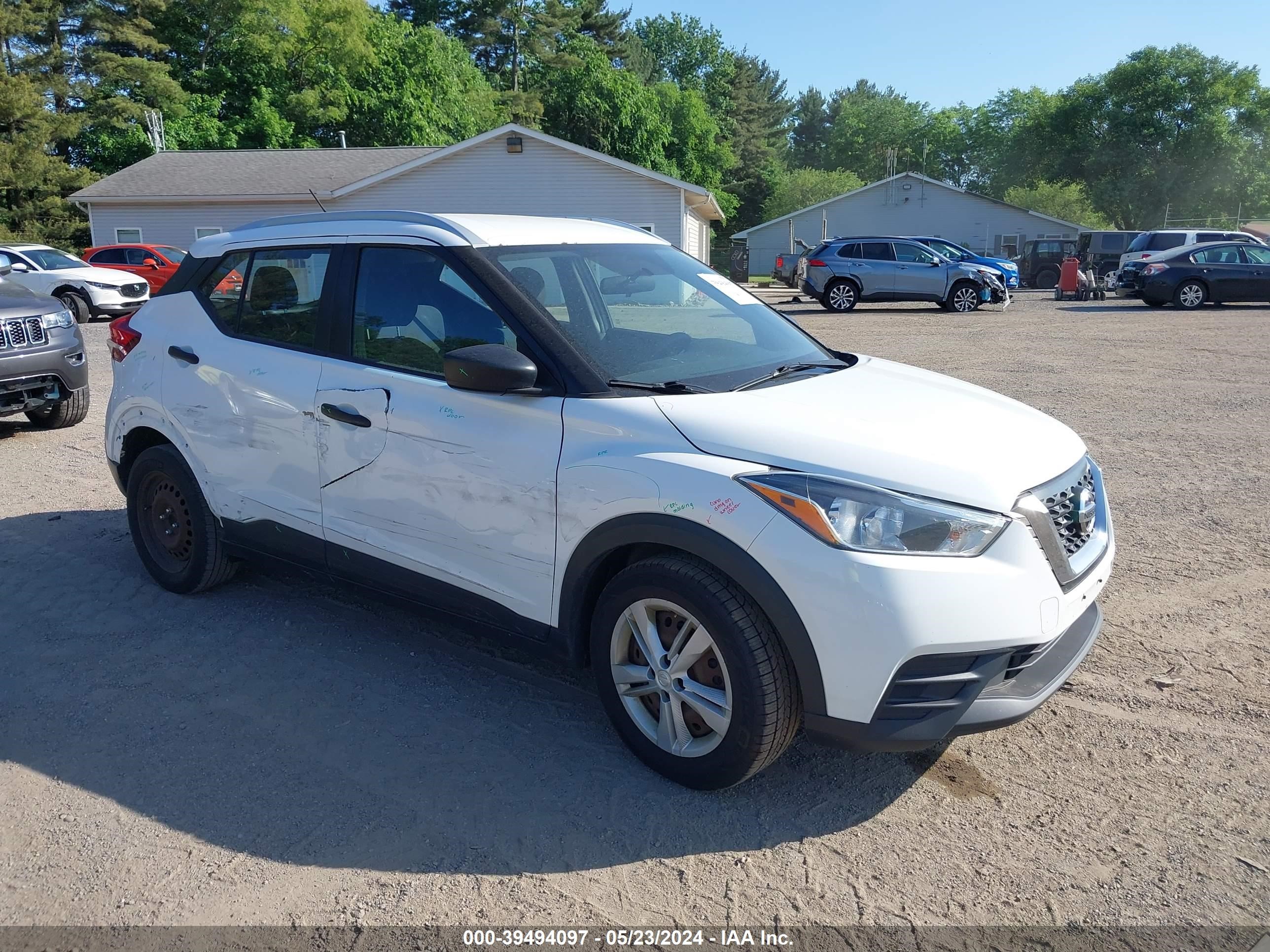 nissan kicks 2018 3n1cp5cu5jl527303