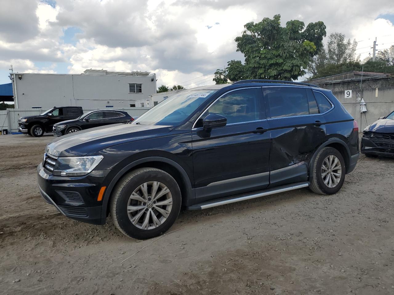 volkswagen  2018 3vv3b7ax0jm181662