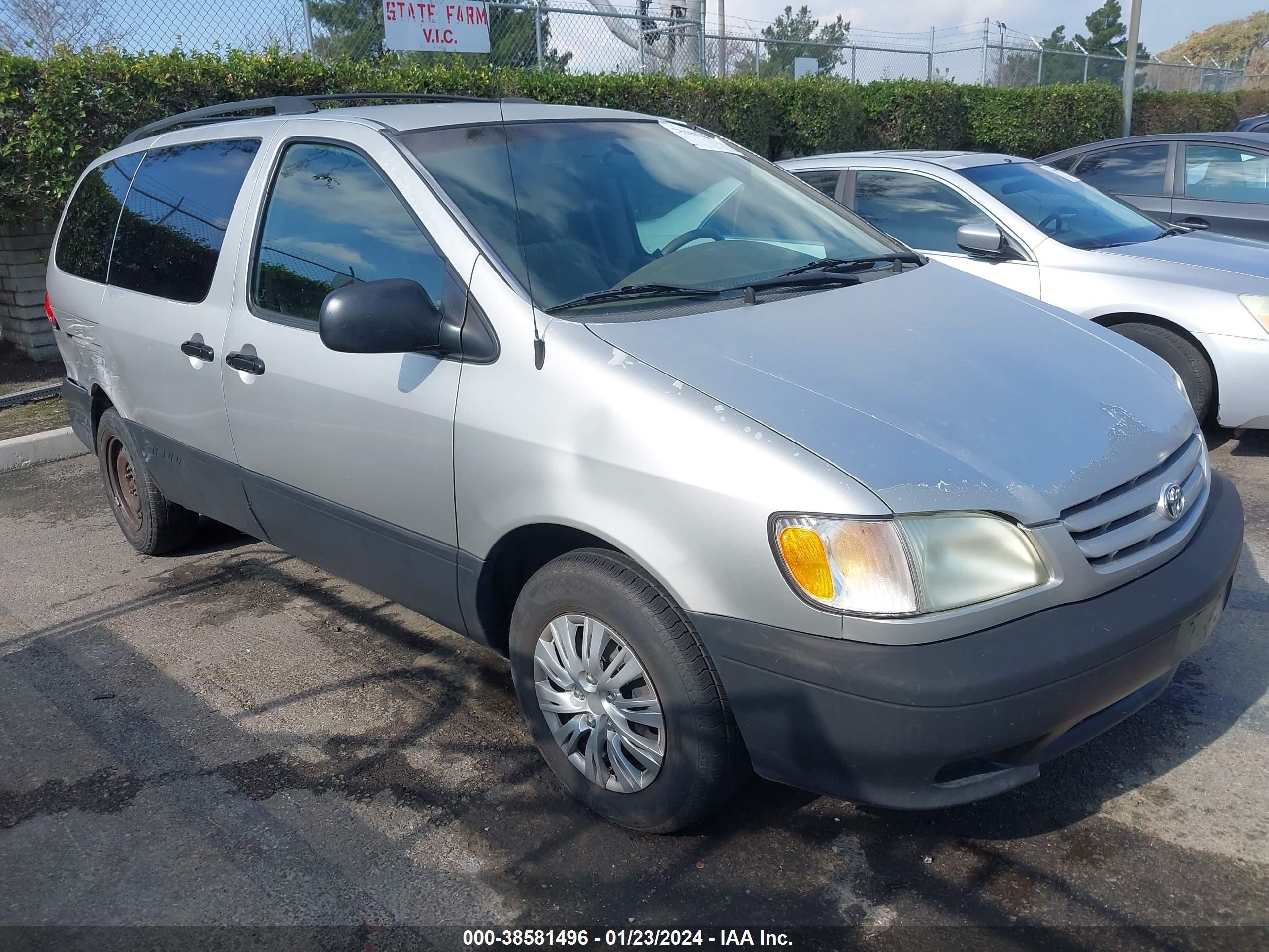 toyota sienna 2002 4t3zf19c12u493839