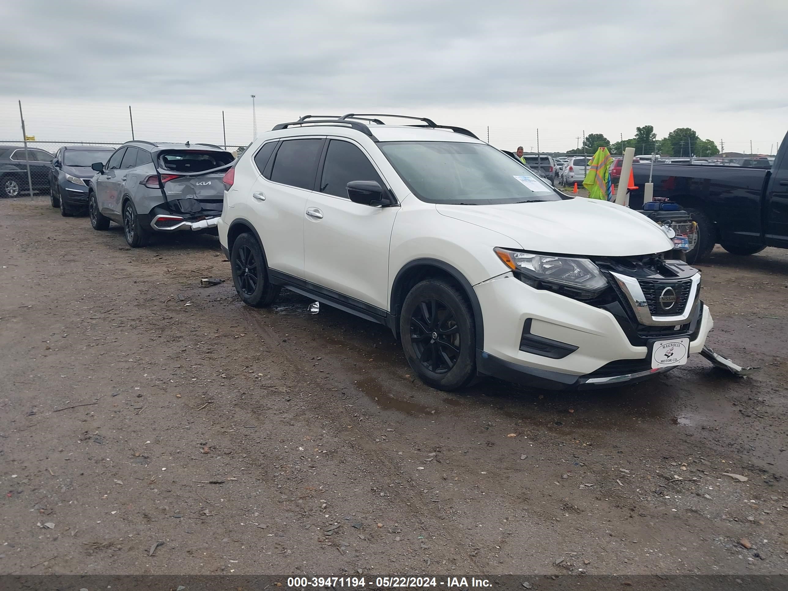 nissan rogue 2017 5n1at2mt8hc840609