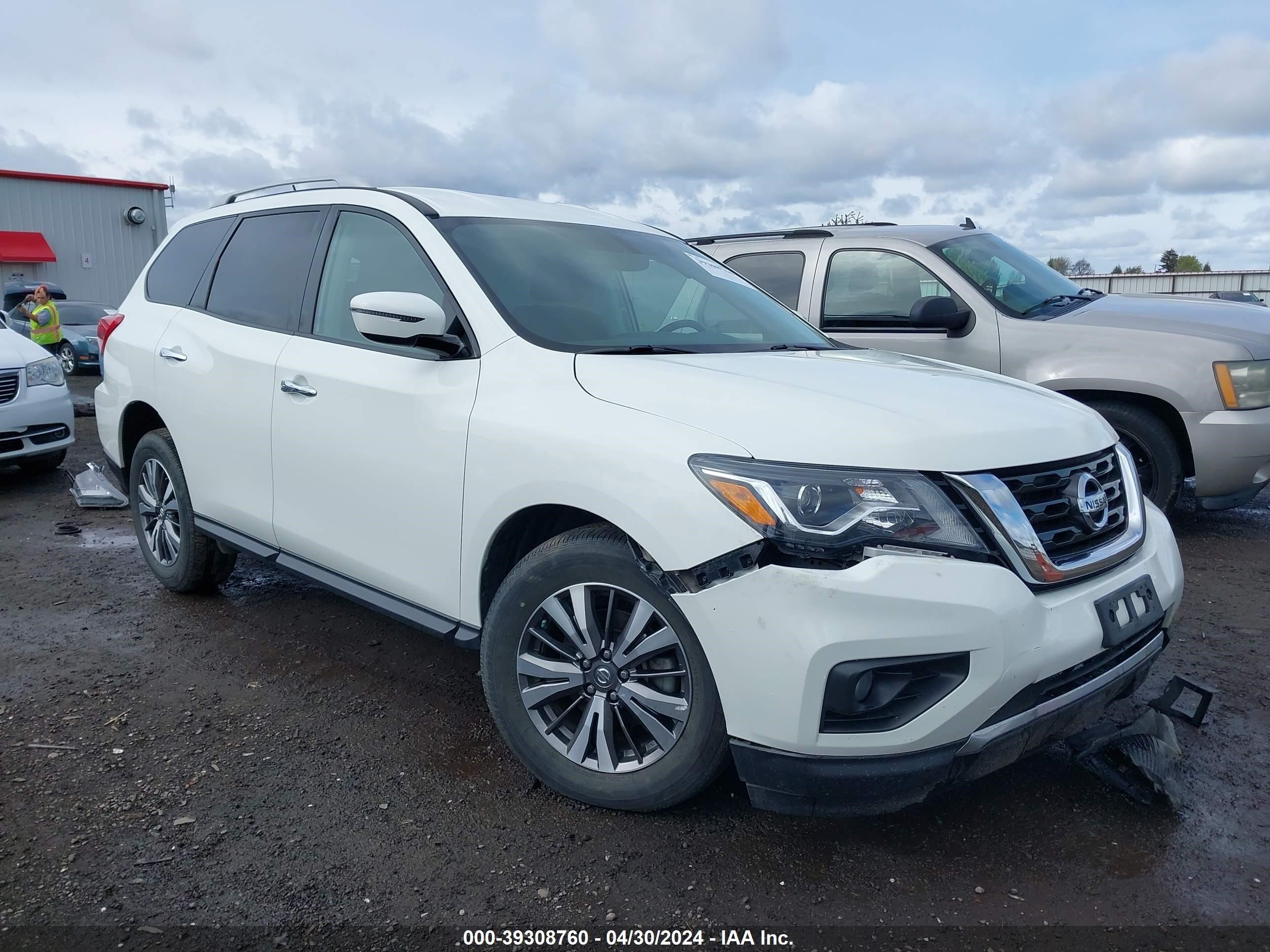 nissan pathfinder 2018 5n1dr2mm9jc670058