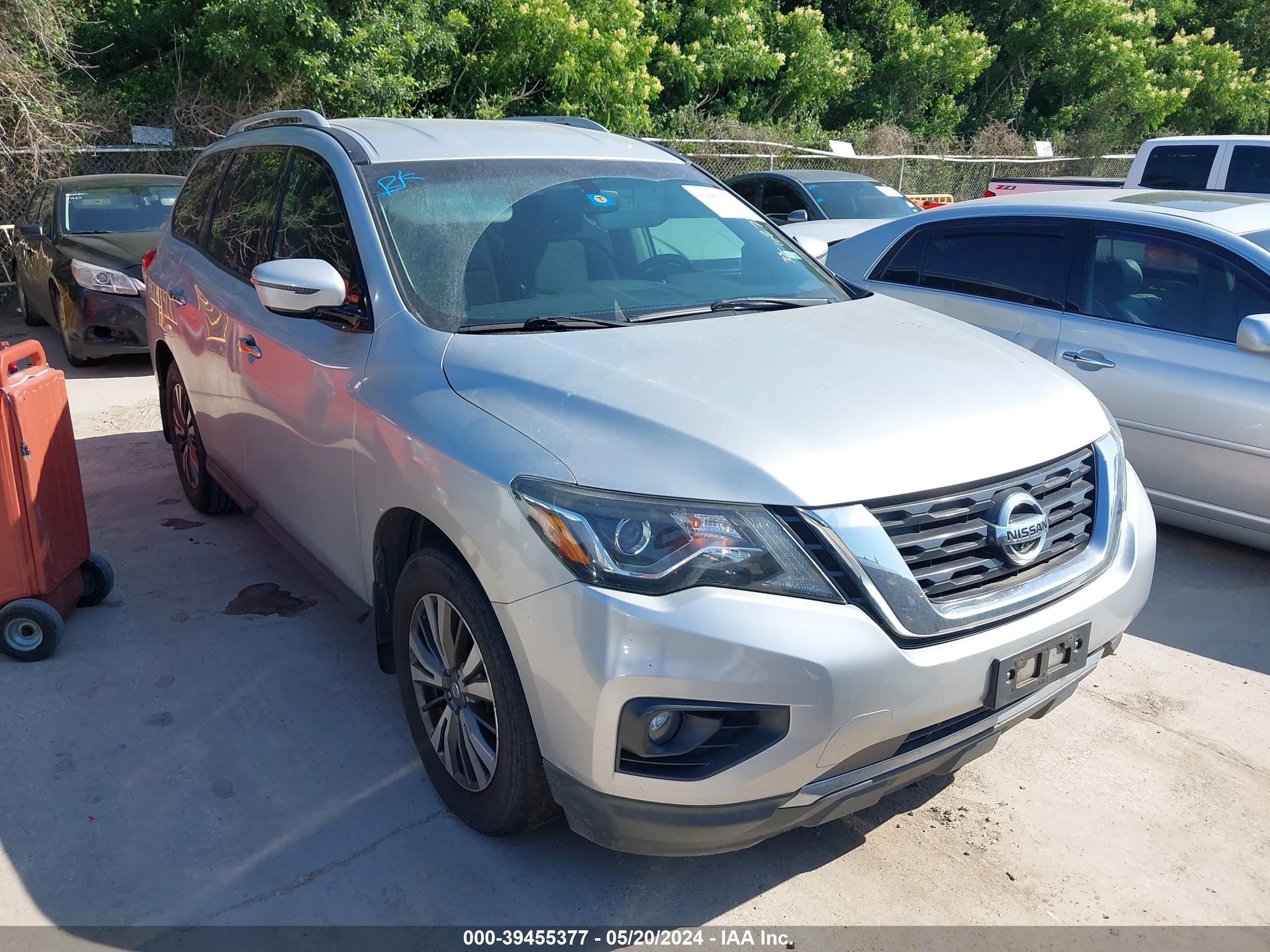 nissan pathfinder 2017 5n1dr2mn2hc627250