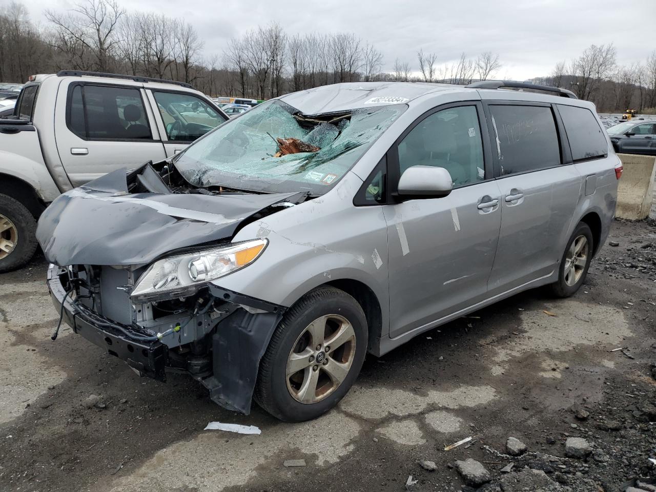 toyota sienna 2018 5tdkz3dc8js951386