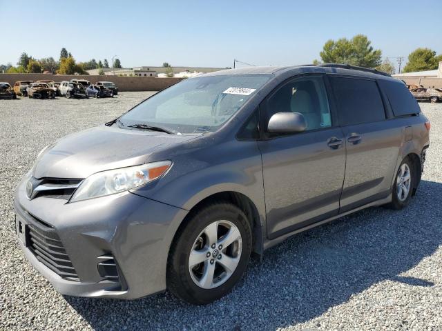 toyota sienna le 2018 5tdkz3dc8js965319