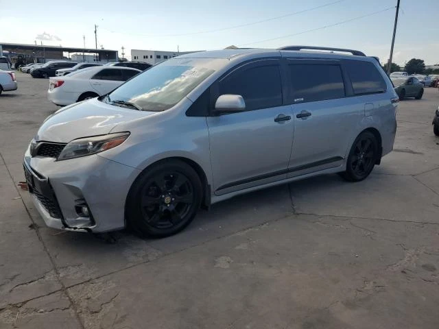 toyota sienna se 2018 5tdxz3dc8js943228